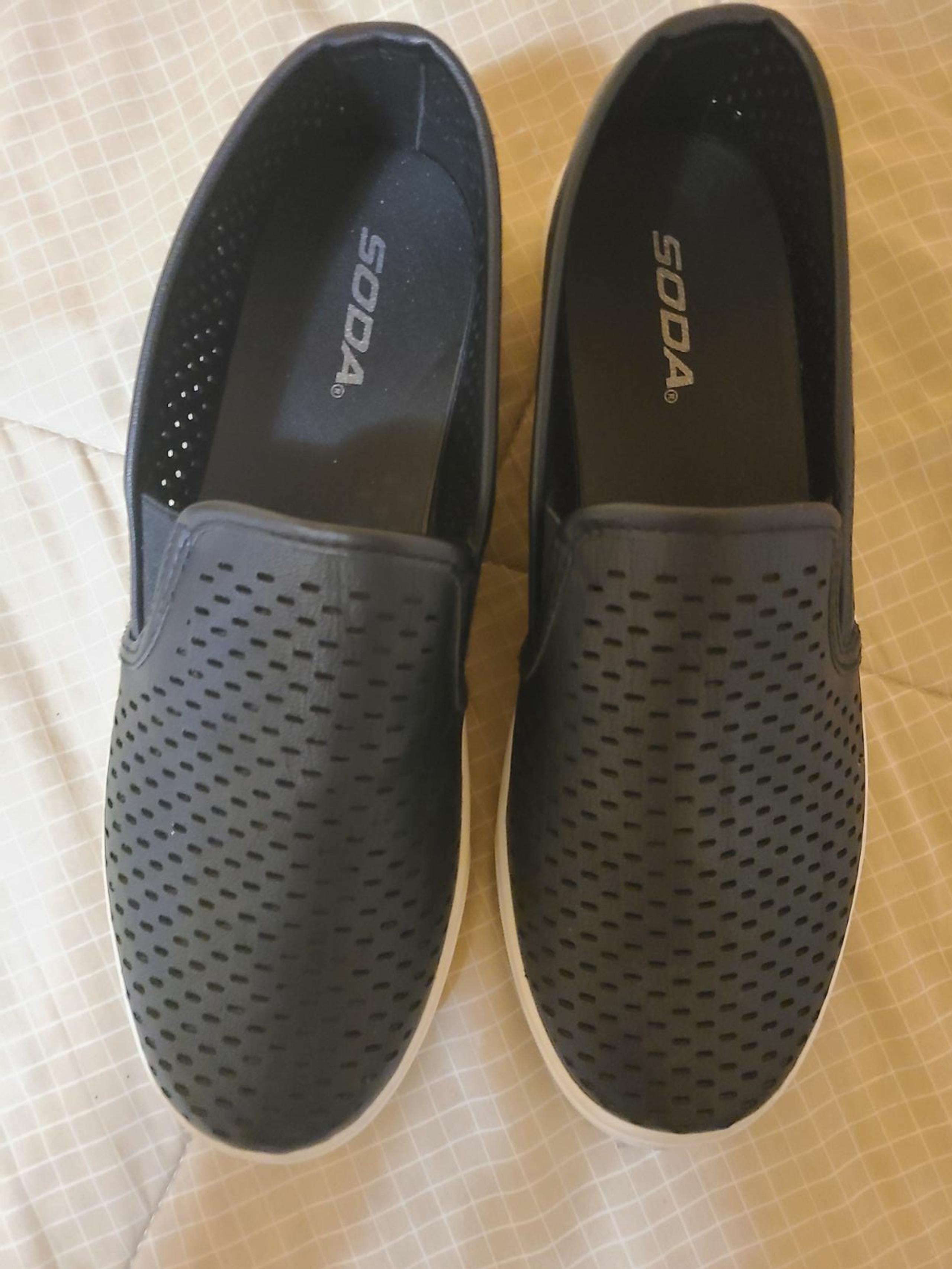 Slip on lookalike Crocs size 8+free Gift