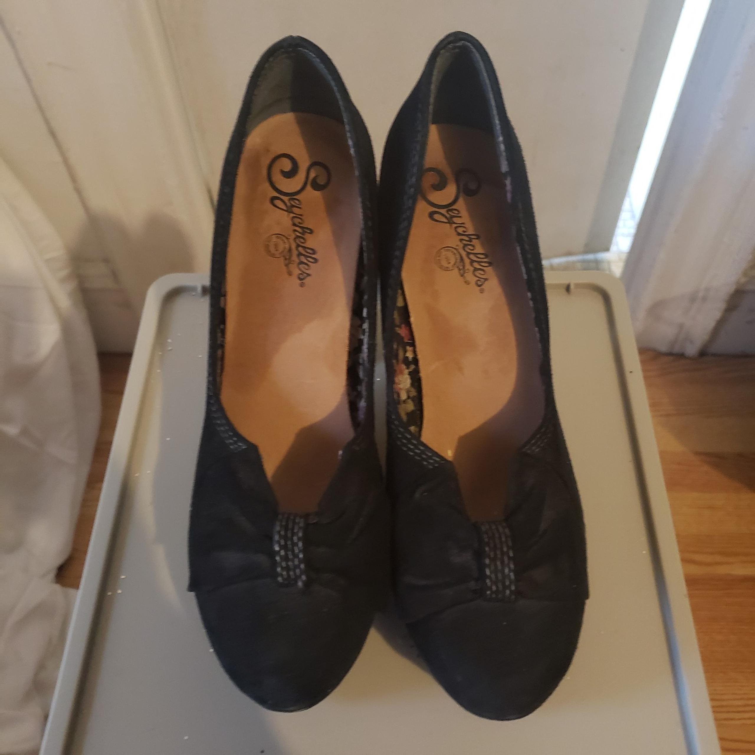 Seychelles Women's BLACK Ampersand Platform Pump
Size 6.5
Great Condition!