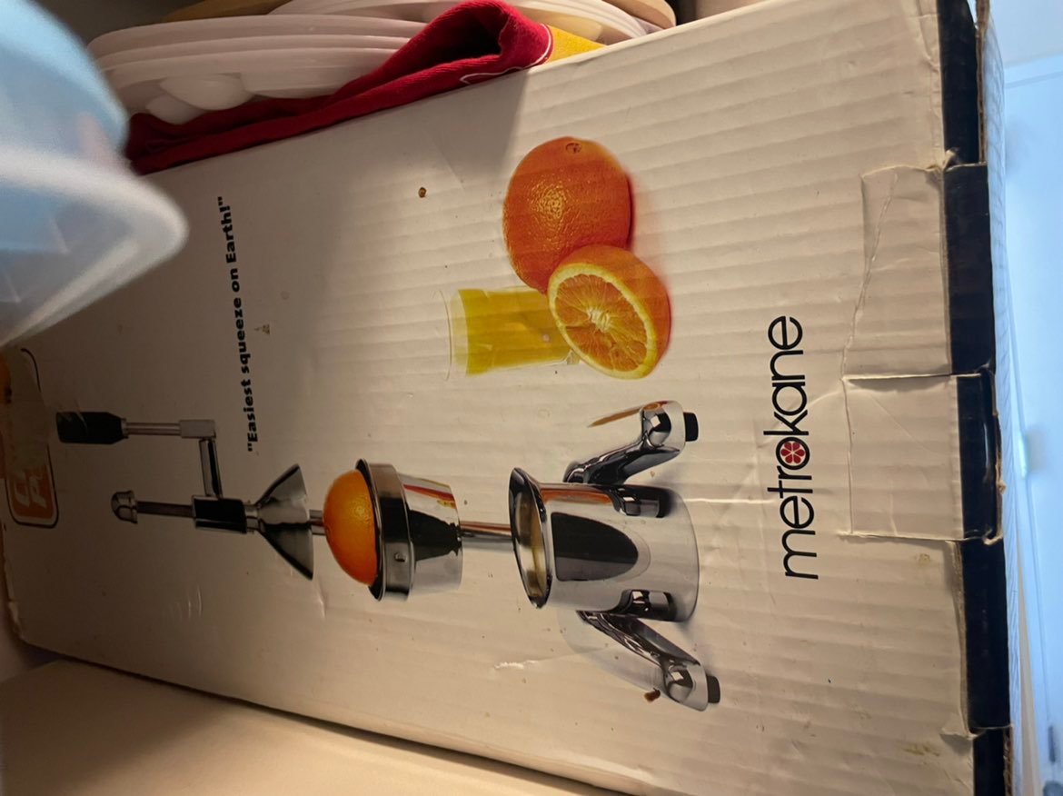 Hand juicer