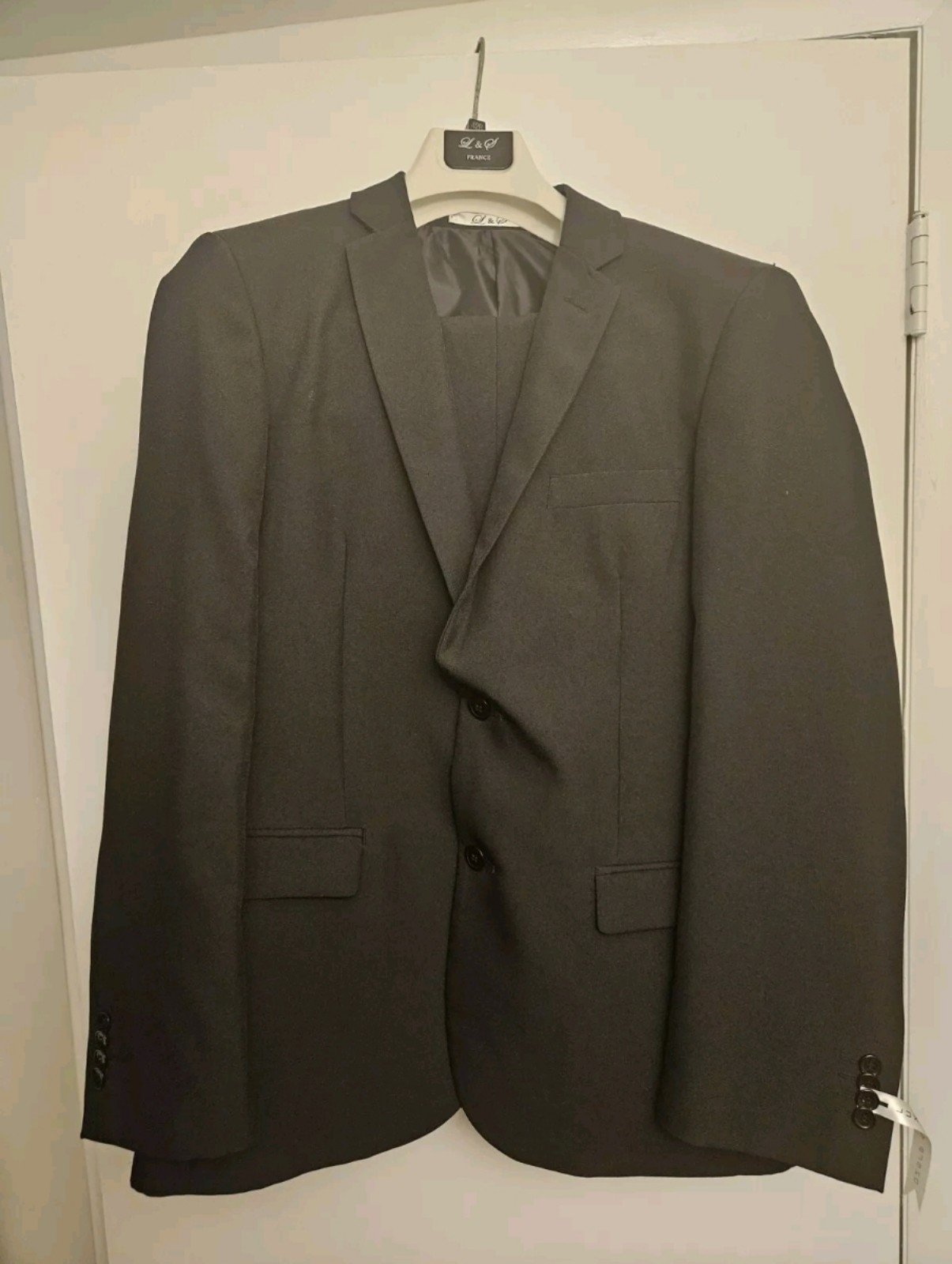 Two Piece Suit Size 42 Black Two Button