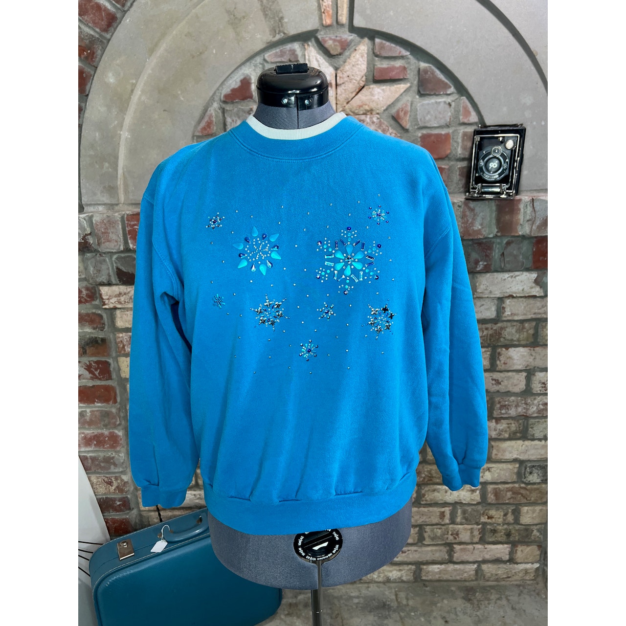 sweatshirt bedazzled snowflakes blue white 1990s