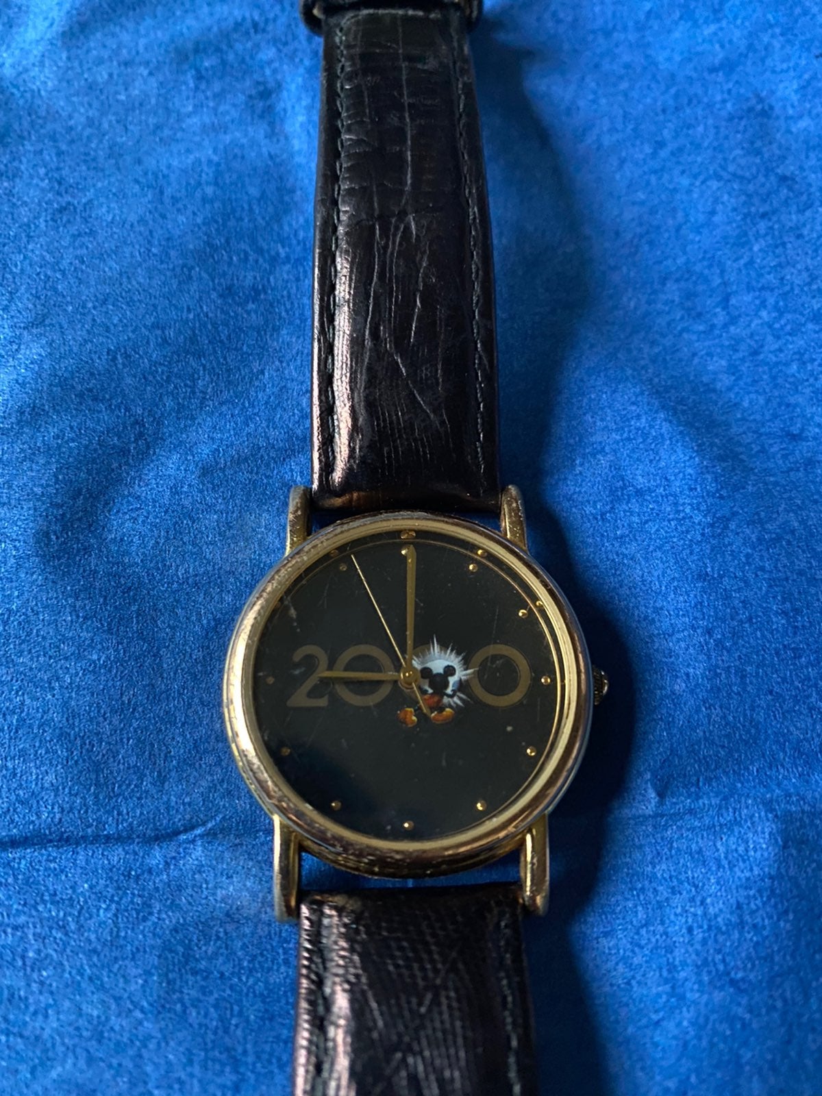Disney mickey mouse 2000 collector watch