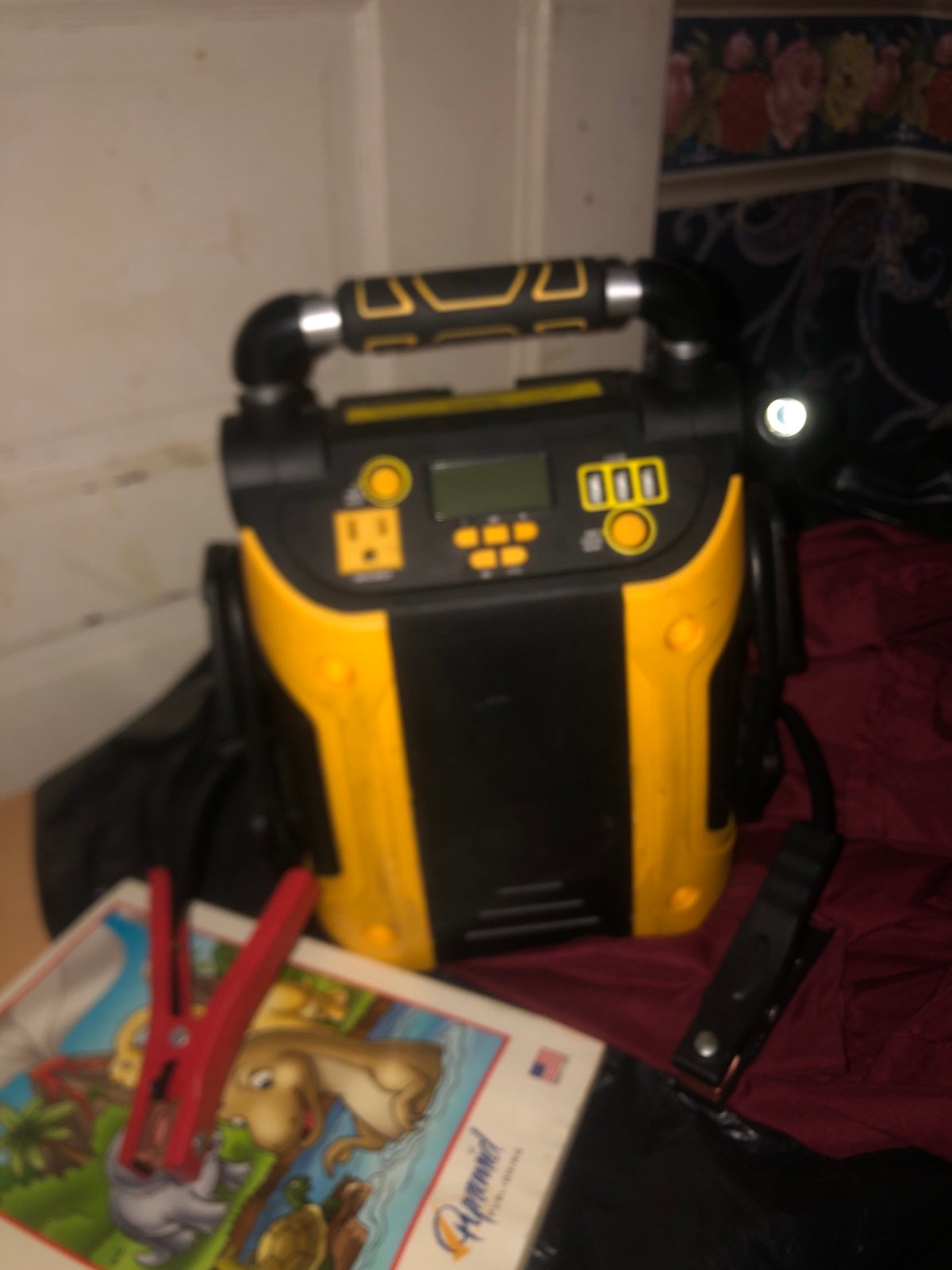 EverStart J5CPDE Maxx Jump Starter and Power Station J5CPDE 1200 Peak Amp