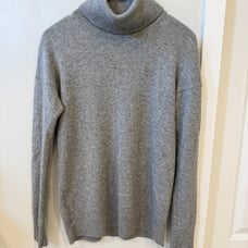 Everlane Women’s Turtleneck Cashmere Pullover Sweater
