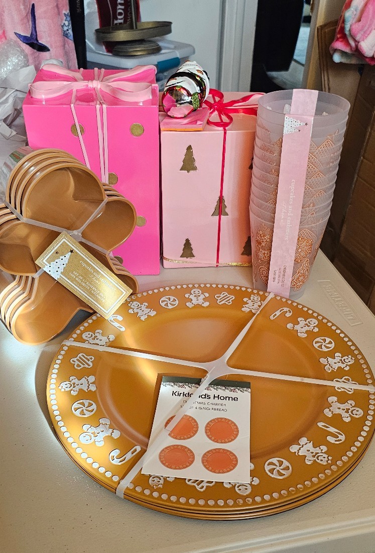 Gingerbread dinnerware set