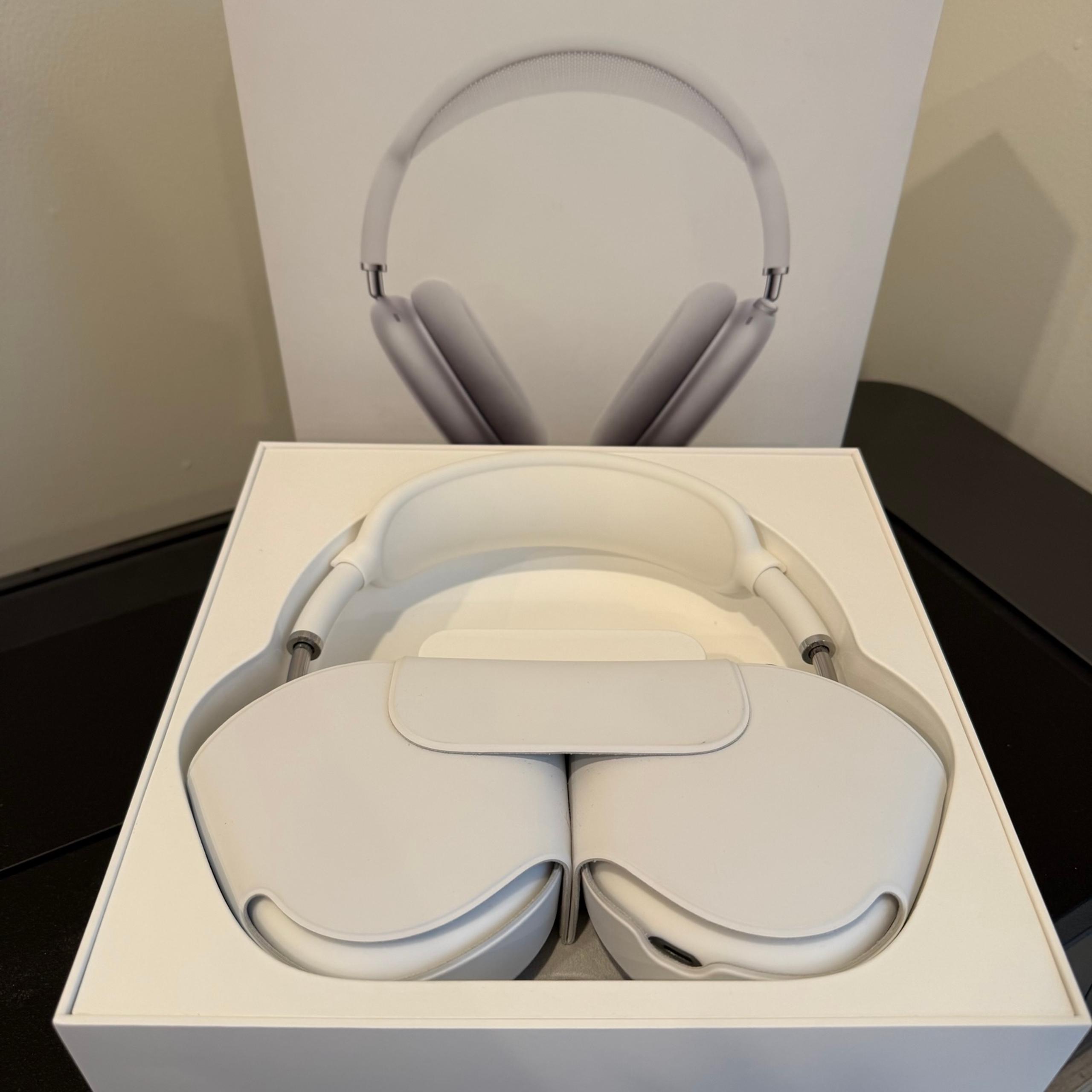 Apple AirPods Max Wireless Headphones Headset White and Silver New Open Box