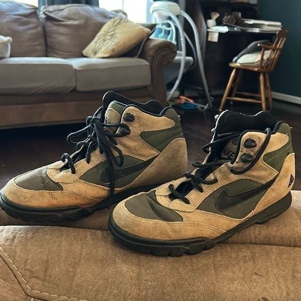 Vintage 1990’s Nike ACG Hiking Boots. Tan. Size Women’s 8