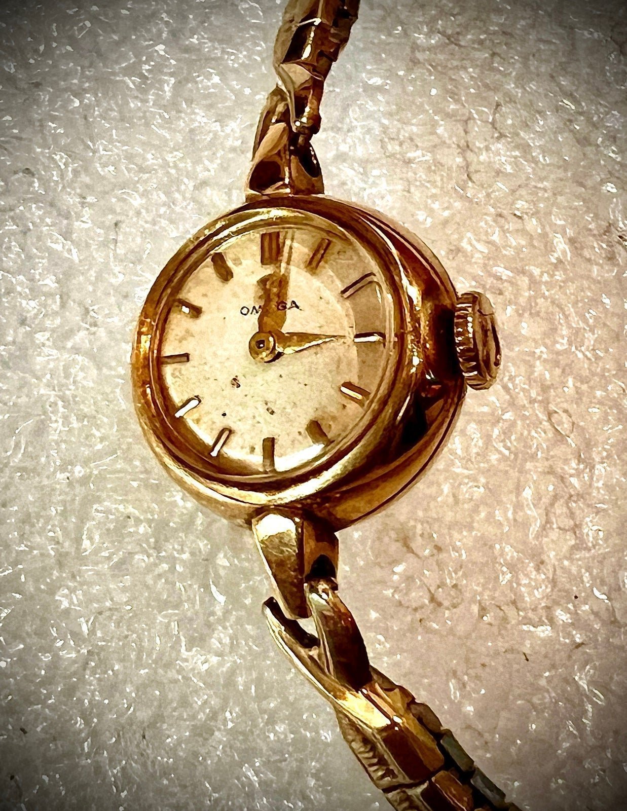 #699 Vintage ♎mega 14K Solid Gold ladies Coctail watch