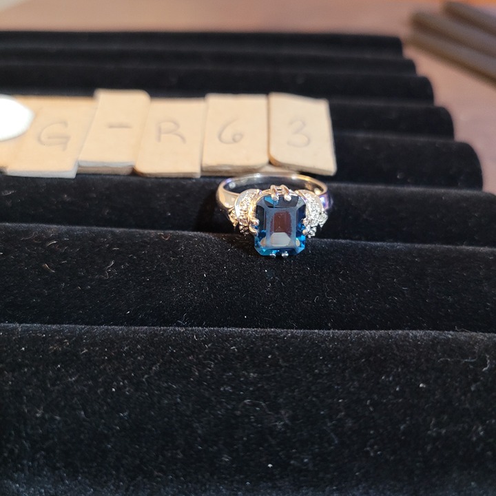 Item GR63 10K Gold Blue Rectangular with tiny diamond accent stones Size 8.25