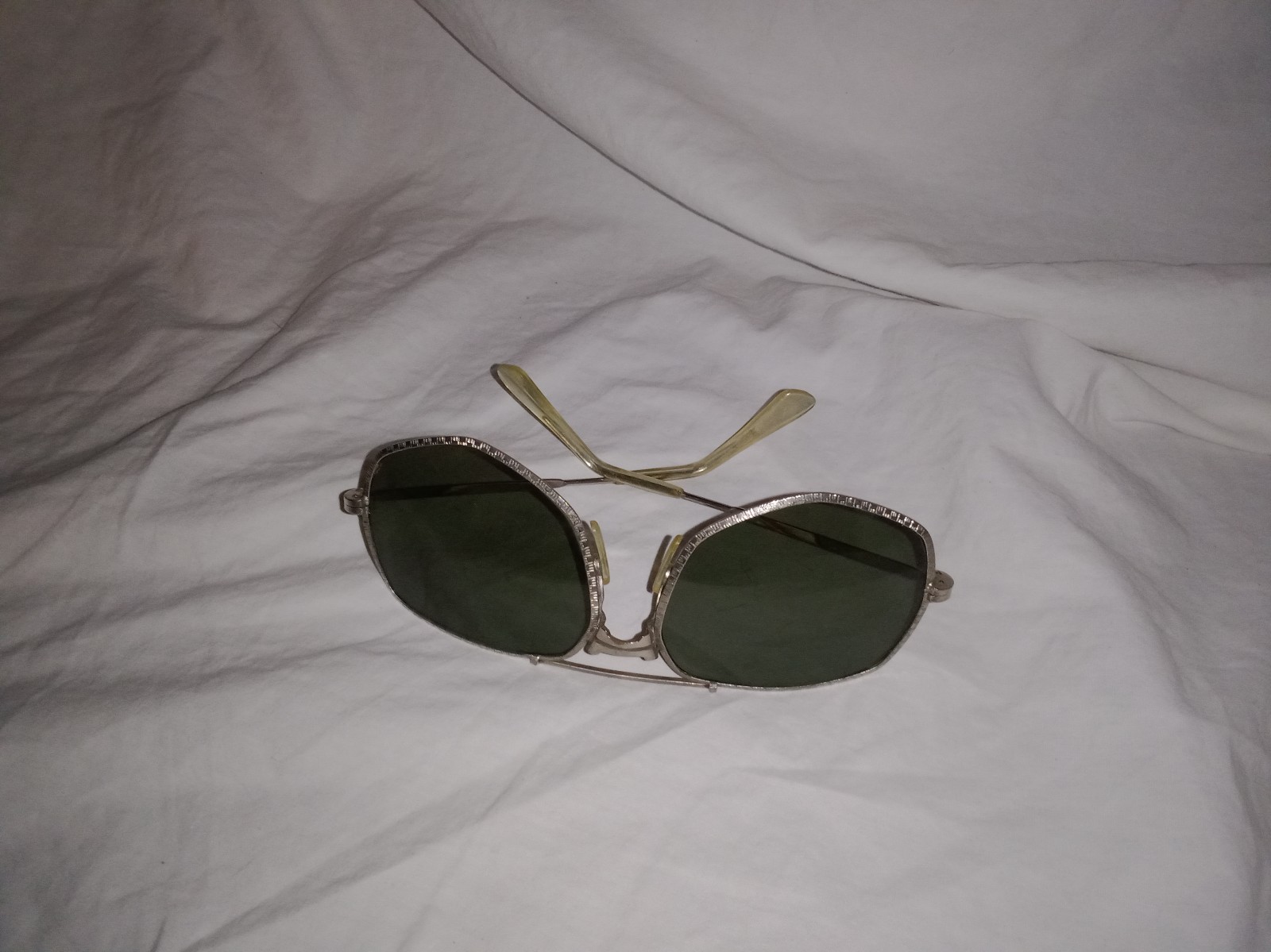 Vintage Mid Century Modern Sunglasses Silver Tone Fashion Stylish