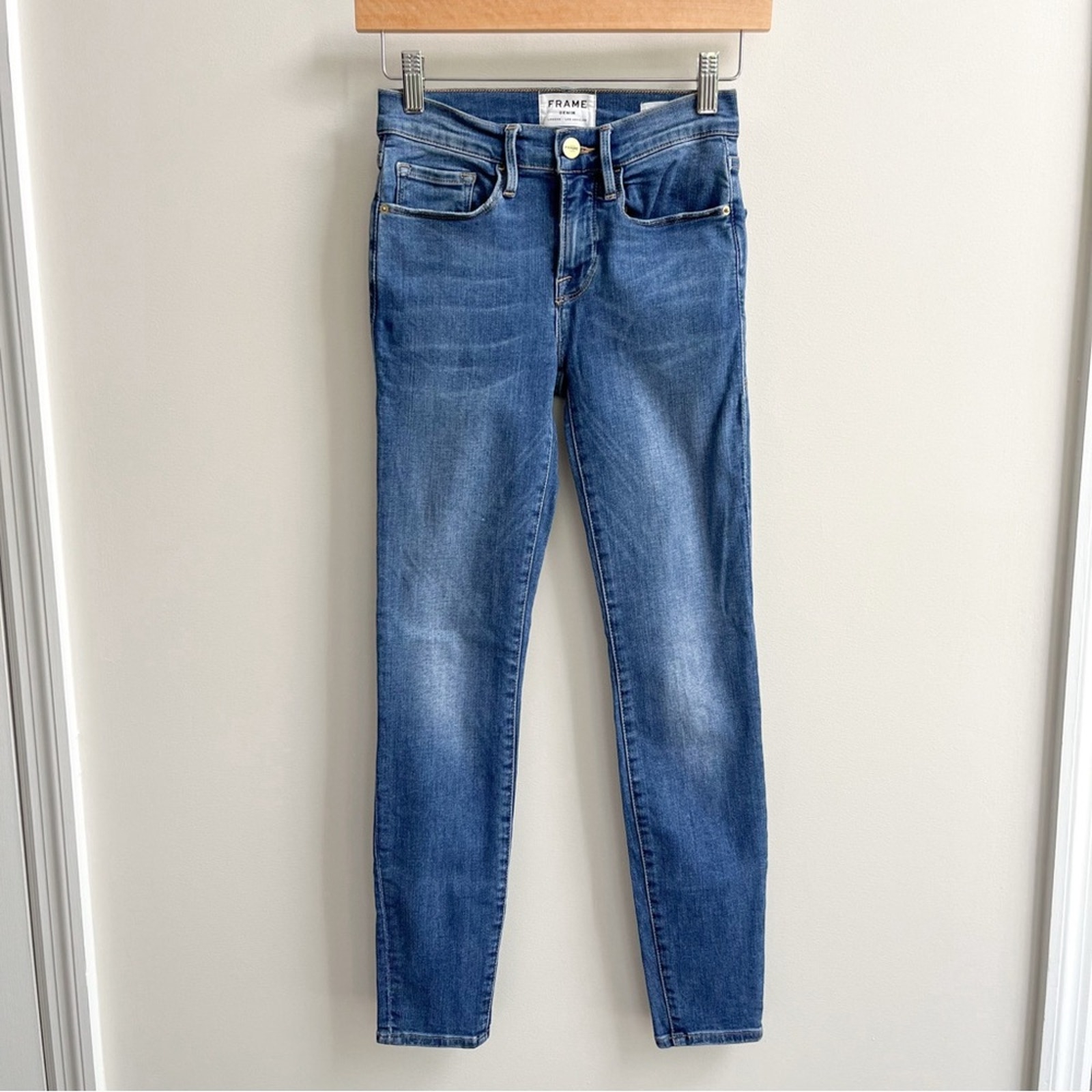 [frame] le skinny de jeanne crop ankle skinny jean estella wash 24