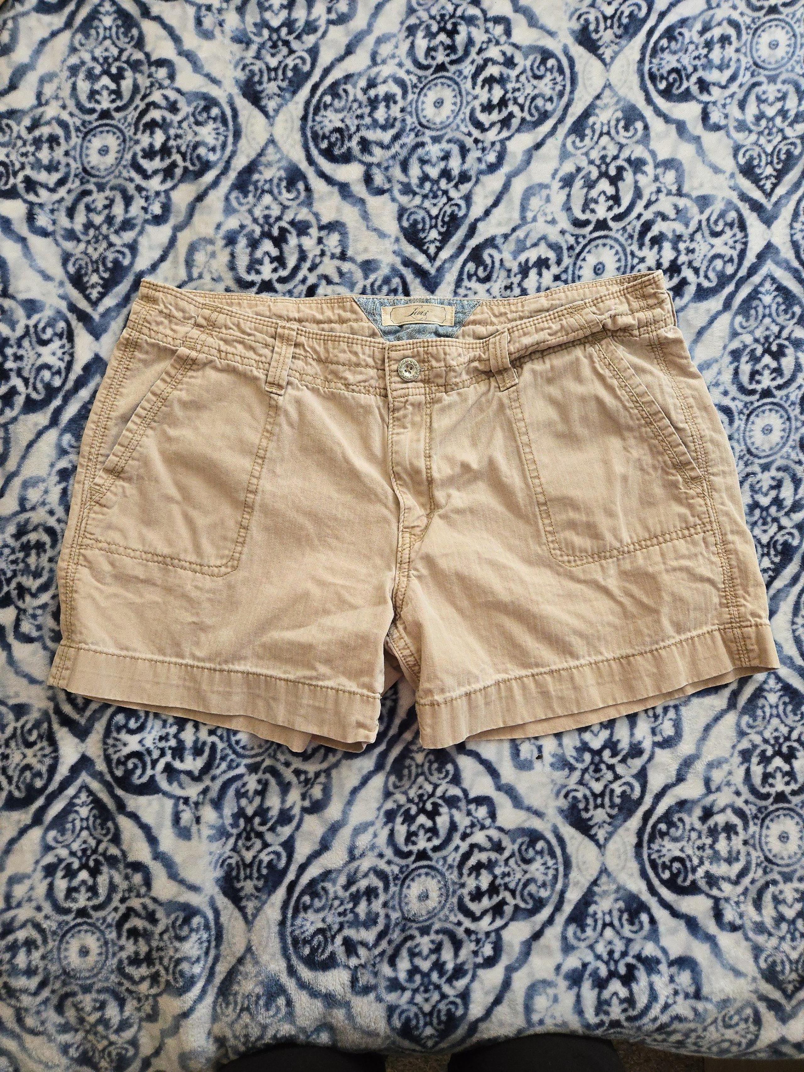Women's Size 12 Levi Khaki Chino Cargo Style Shorts - Levi's