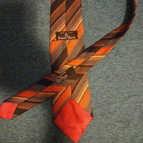 NEIMAN MARCUS SUIT TIE