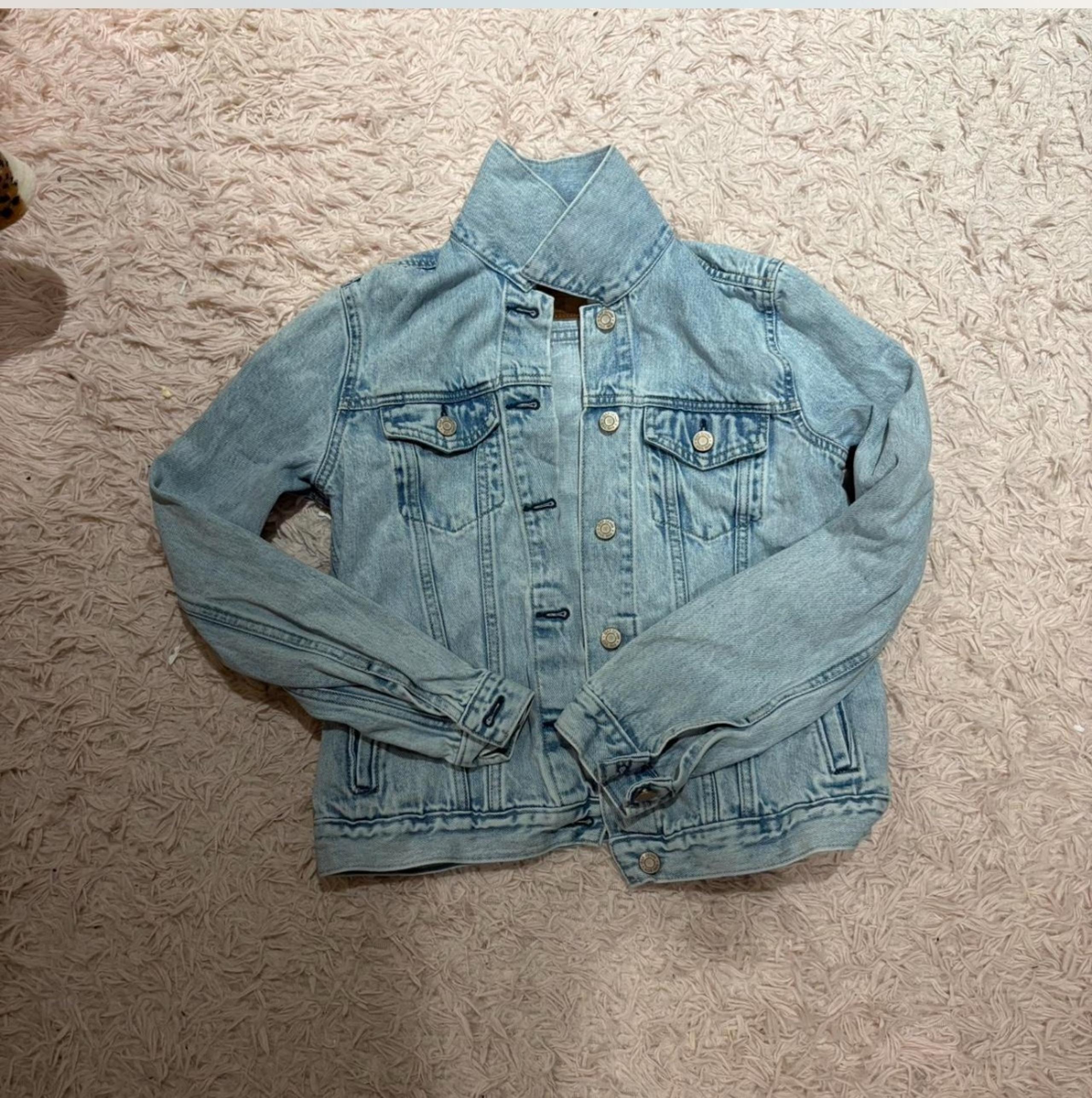 GAP women’s icon denim jacket light