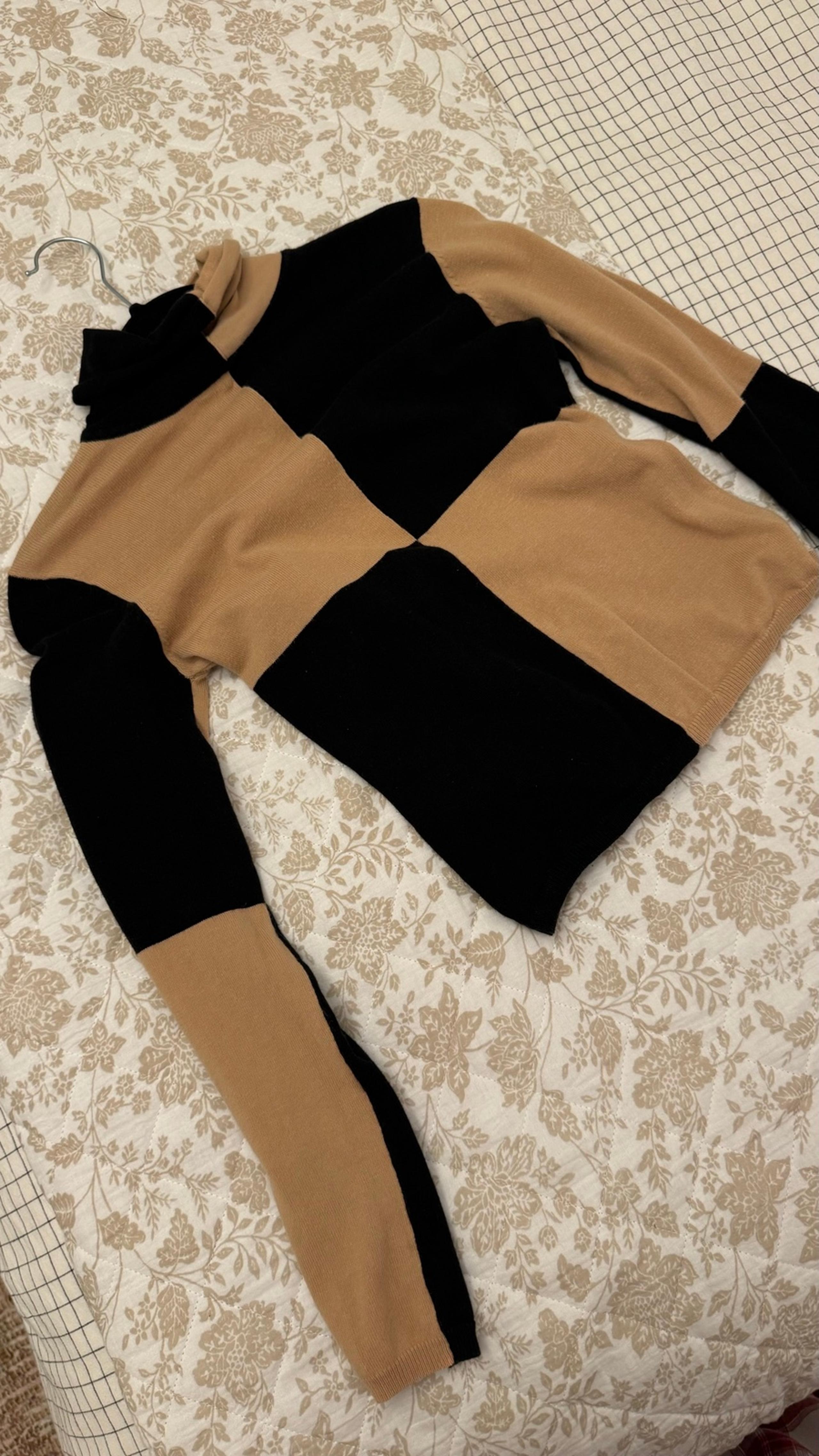 Chelsey checkers turtleneck top woman