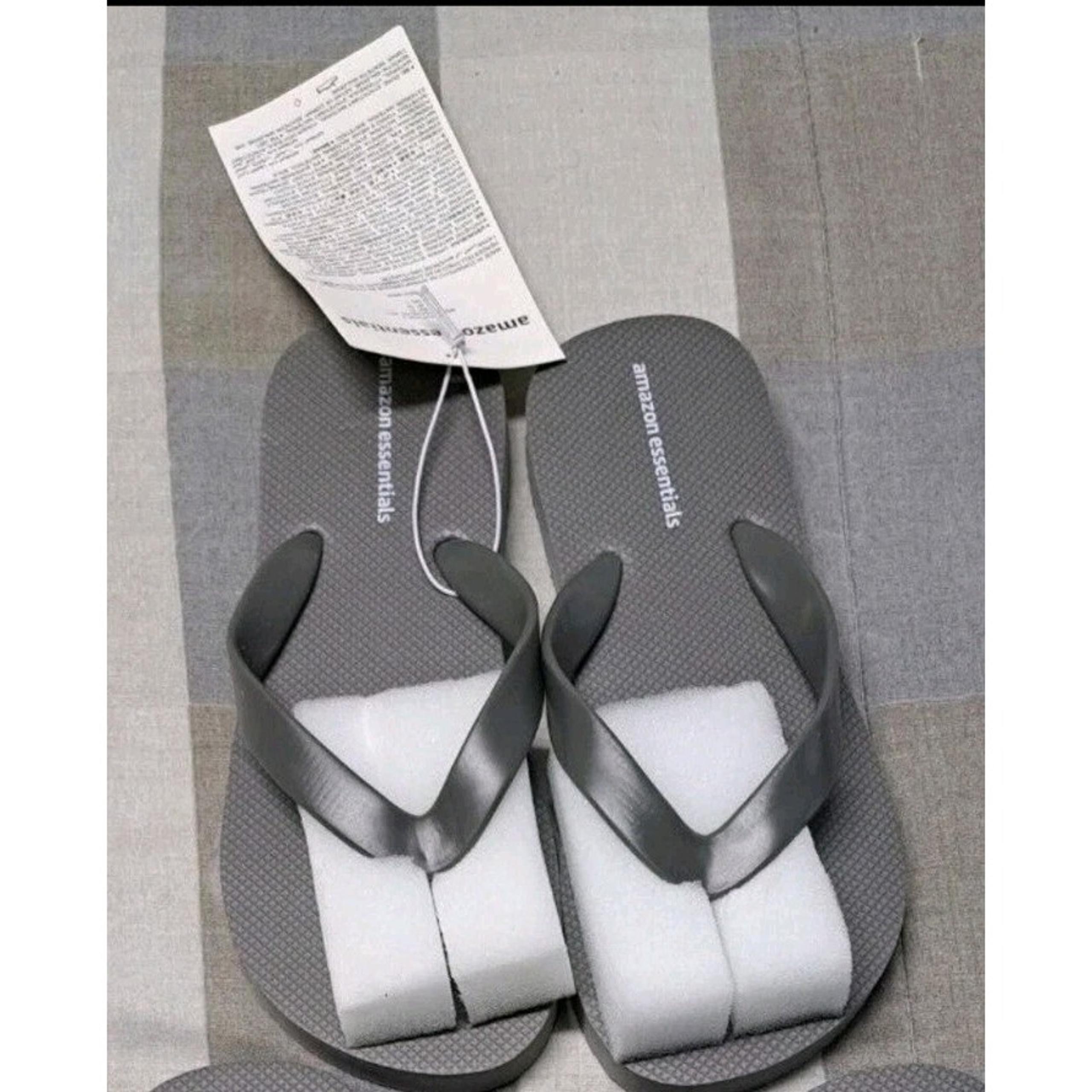 Amazon Essentials Kids Flip Flops Sandals Grey Size 2 Youth Unisex New