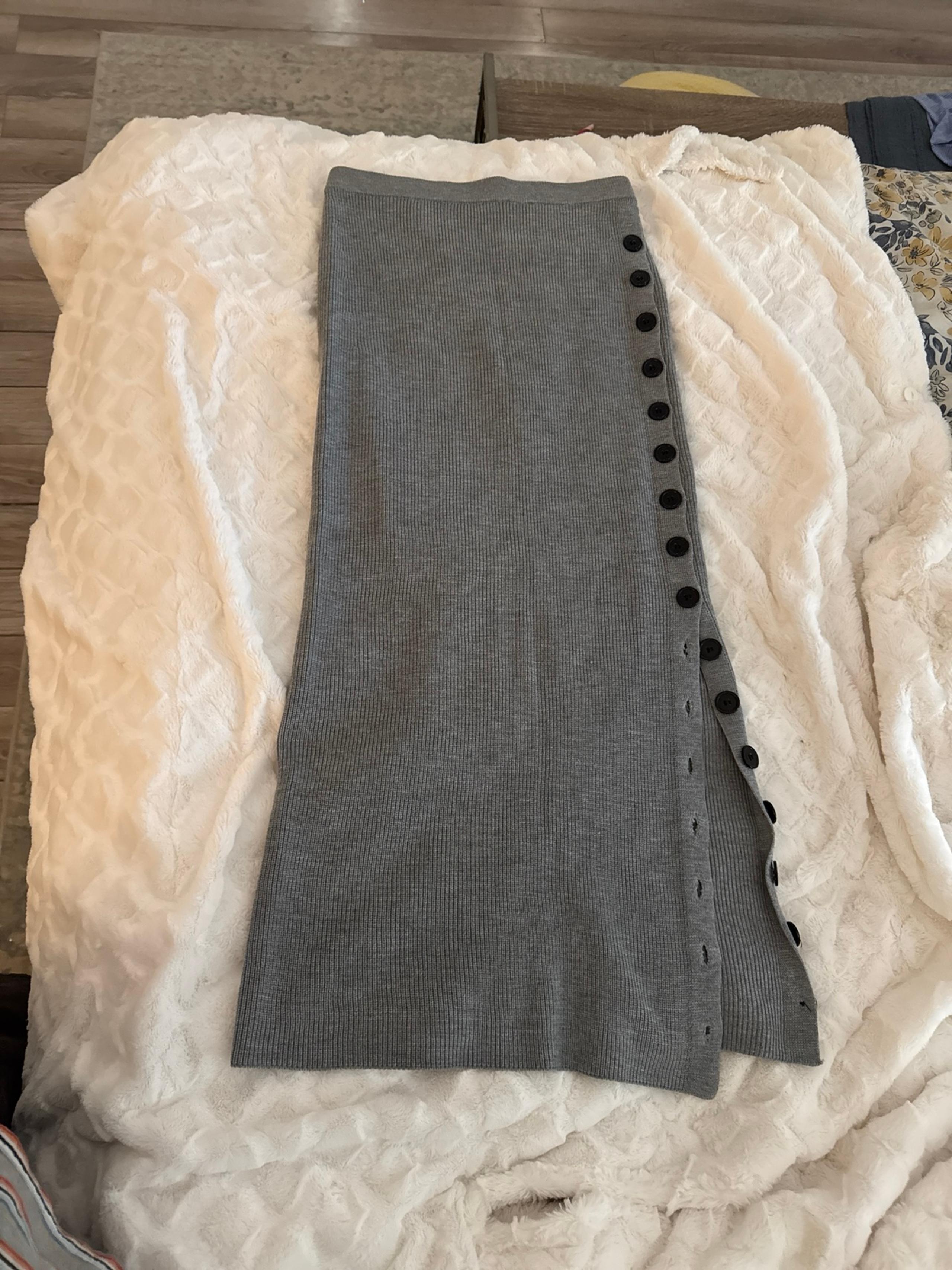 Grey ribbed skirt with side slit