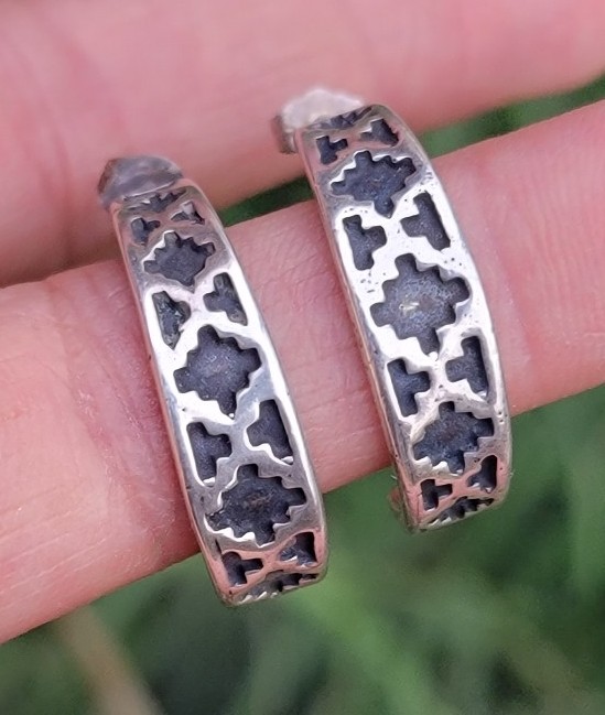Vintage Southwestern casted solid 925 sterling silver Aztec pattern hoop earring