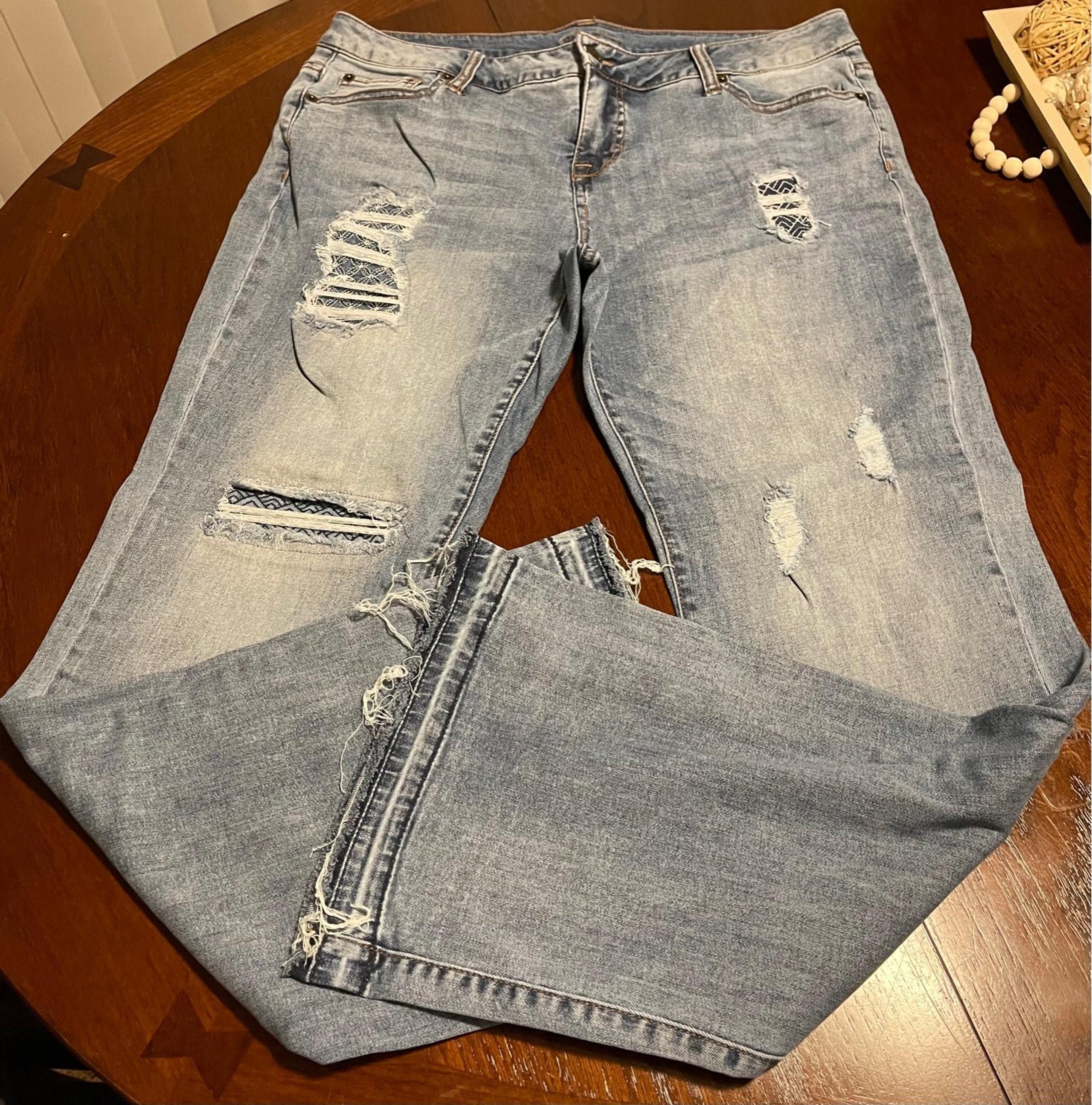MAURICES DISTRESSED JEANS