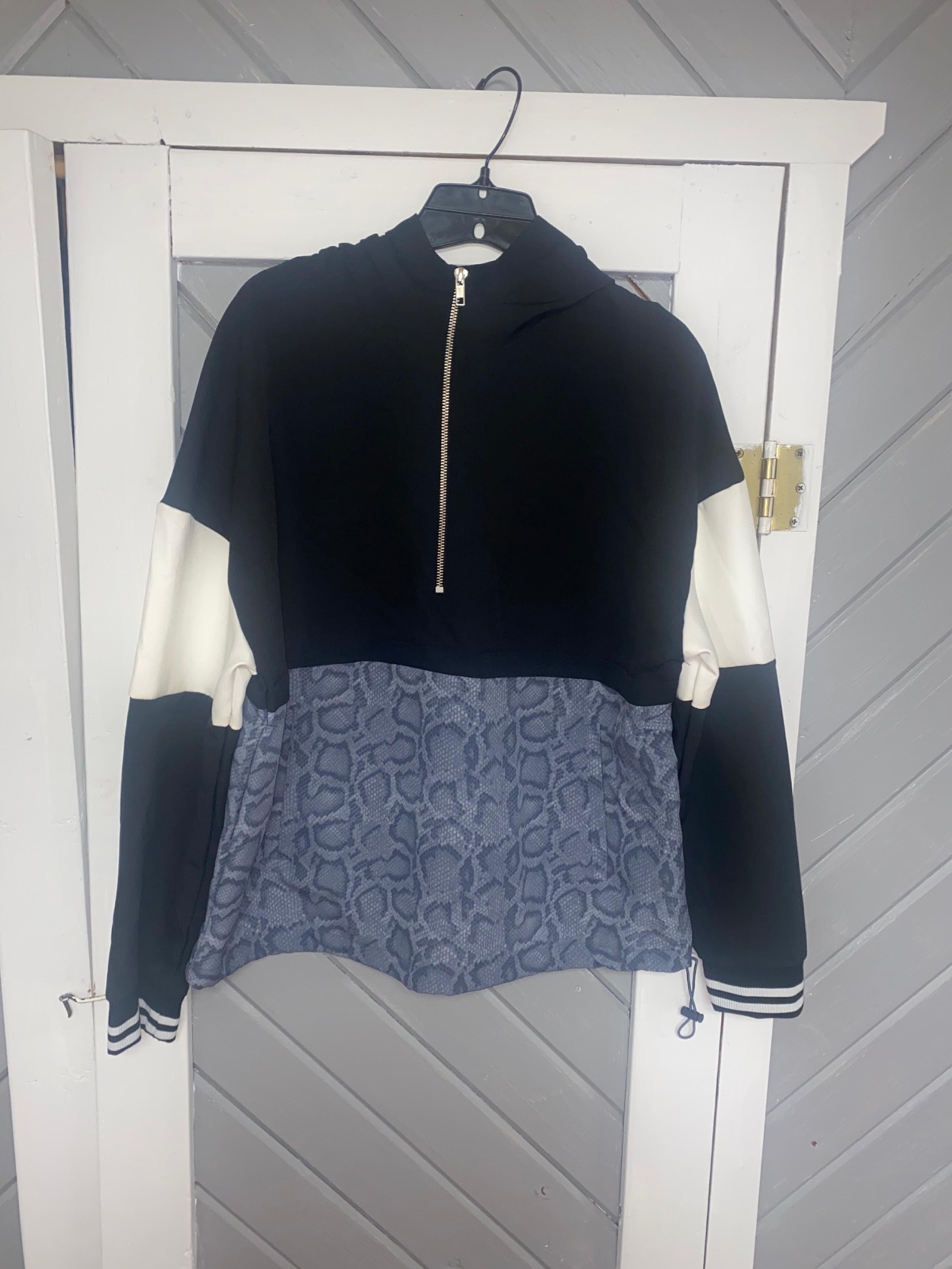 AVIA size medium 8-10 pullover  super cute