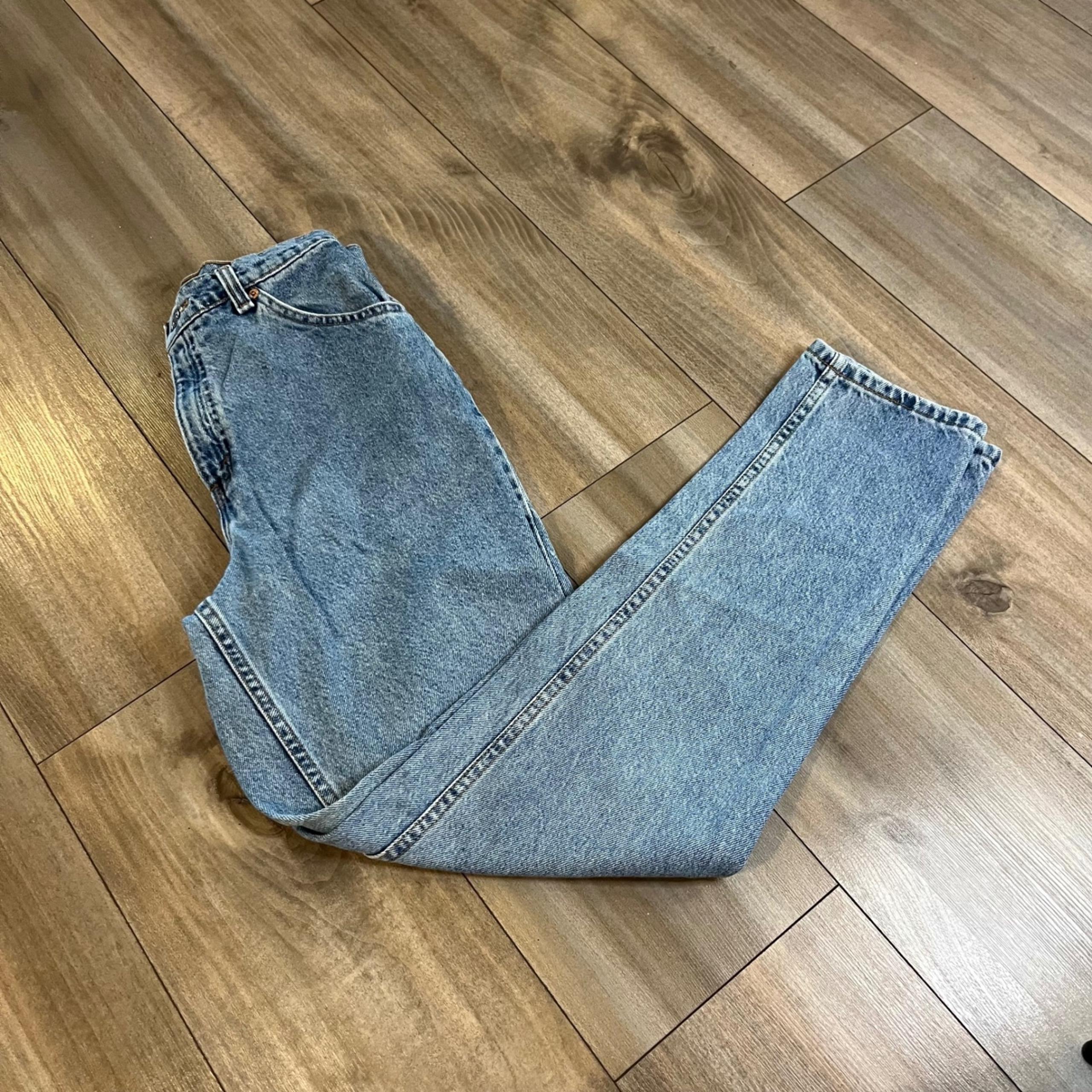Vintage Levis White Tab Relaxed Fit  Women 6