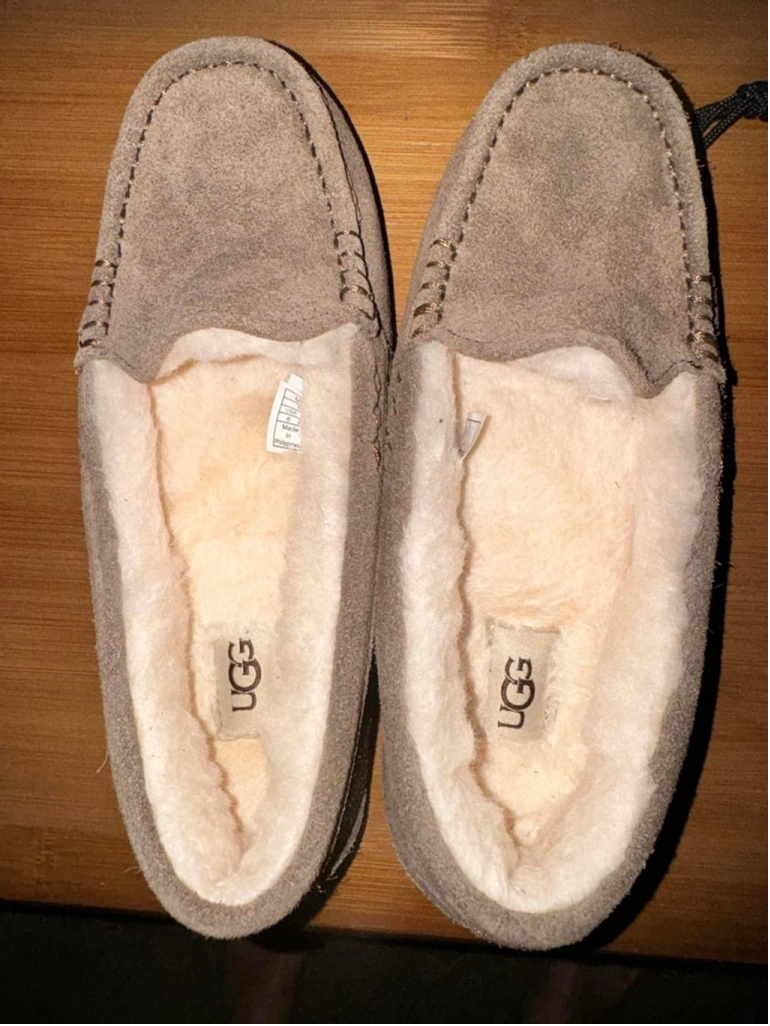 UGGS SLIPPERS