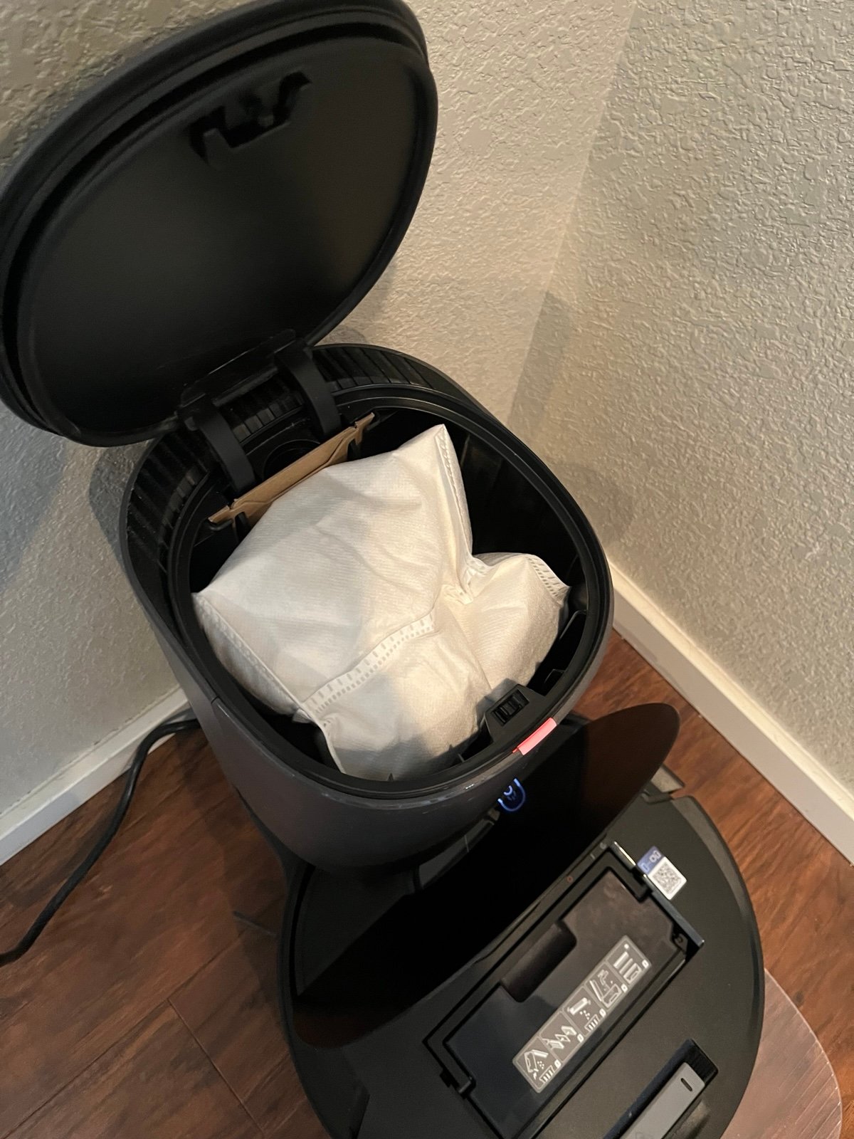 Ecovac N8+ self empty vac and mop - detail