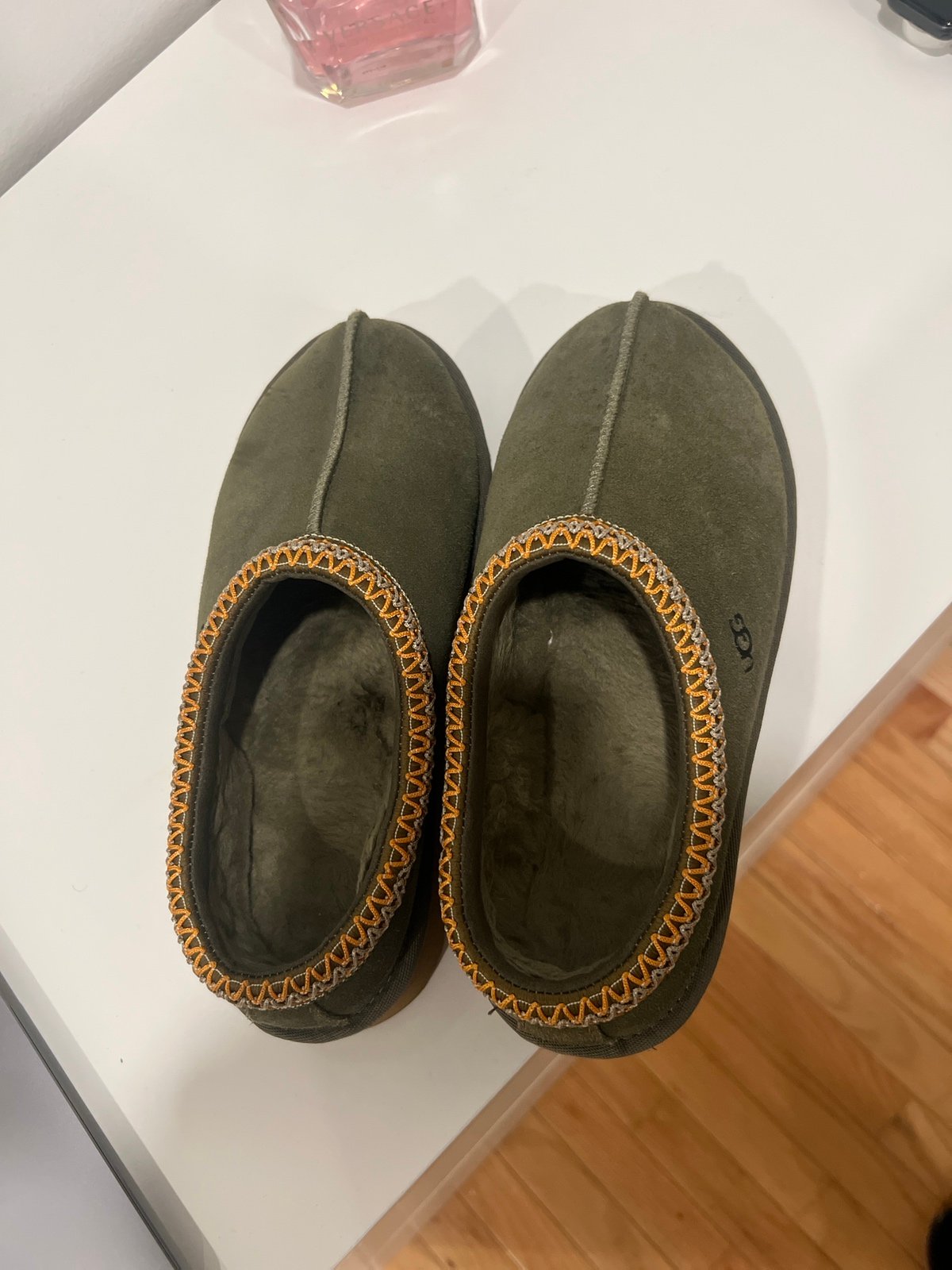 Uggs size 7 in women worn only few times.
