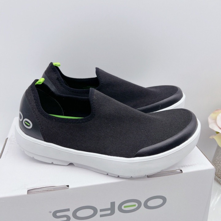 OOFOS OOmg Eezee Low Slip On White/ Black Women’s Size US 9 / EU 40