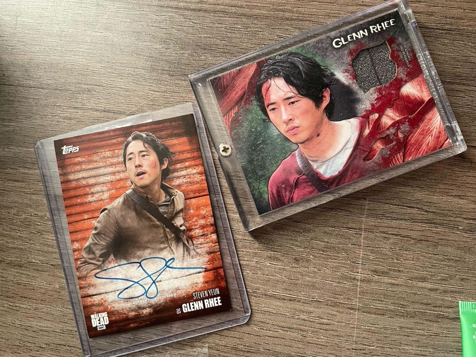 The Walking Dead Glenn Rhee autograph + shirt relic cards
