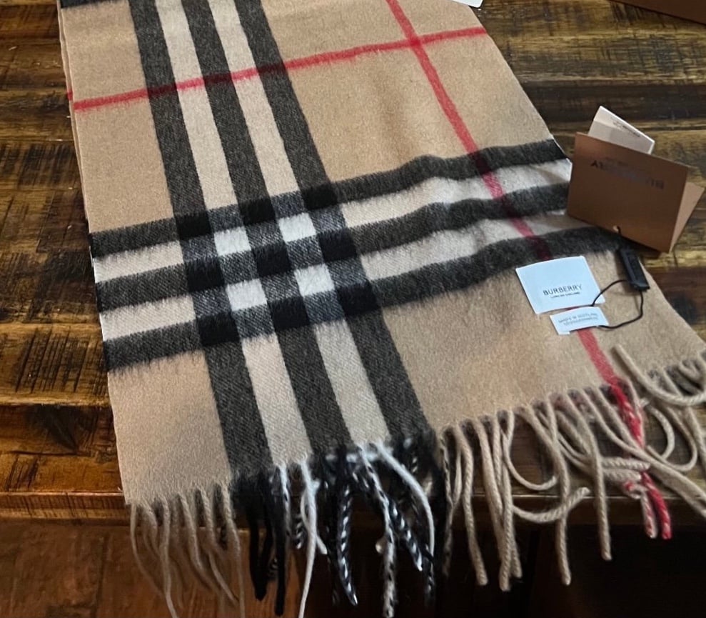 Burberry cashmere scarf(last one available)