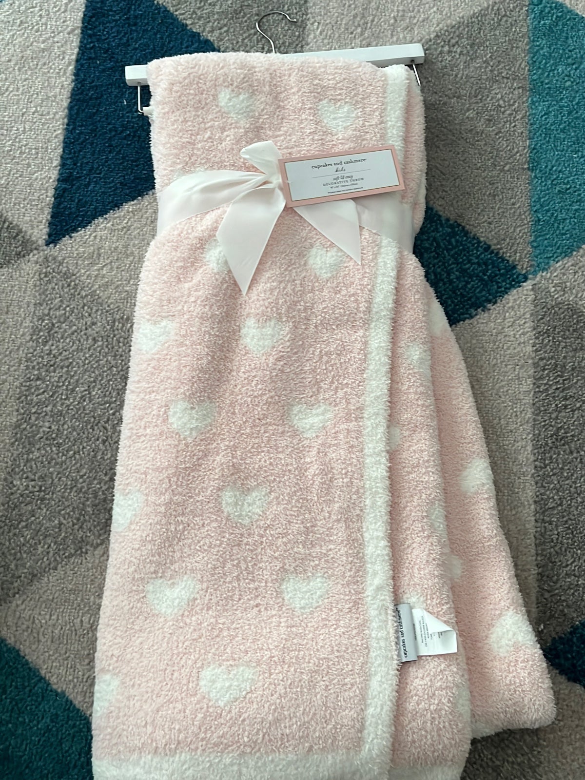 Cupcakes and cashmere baby pink hearts decorative throw