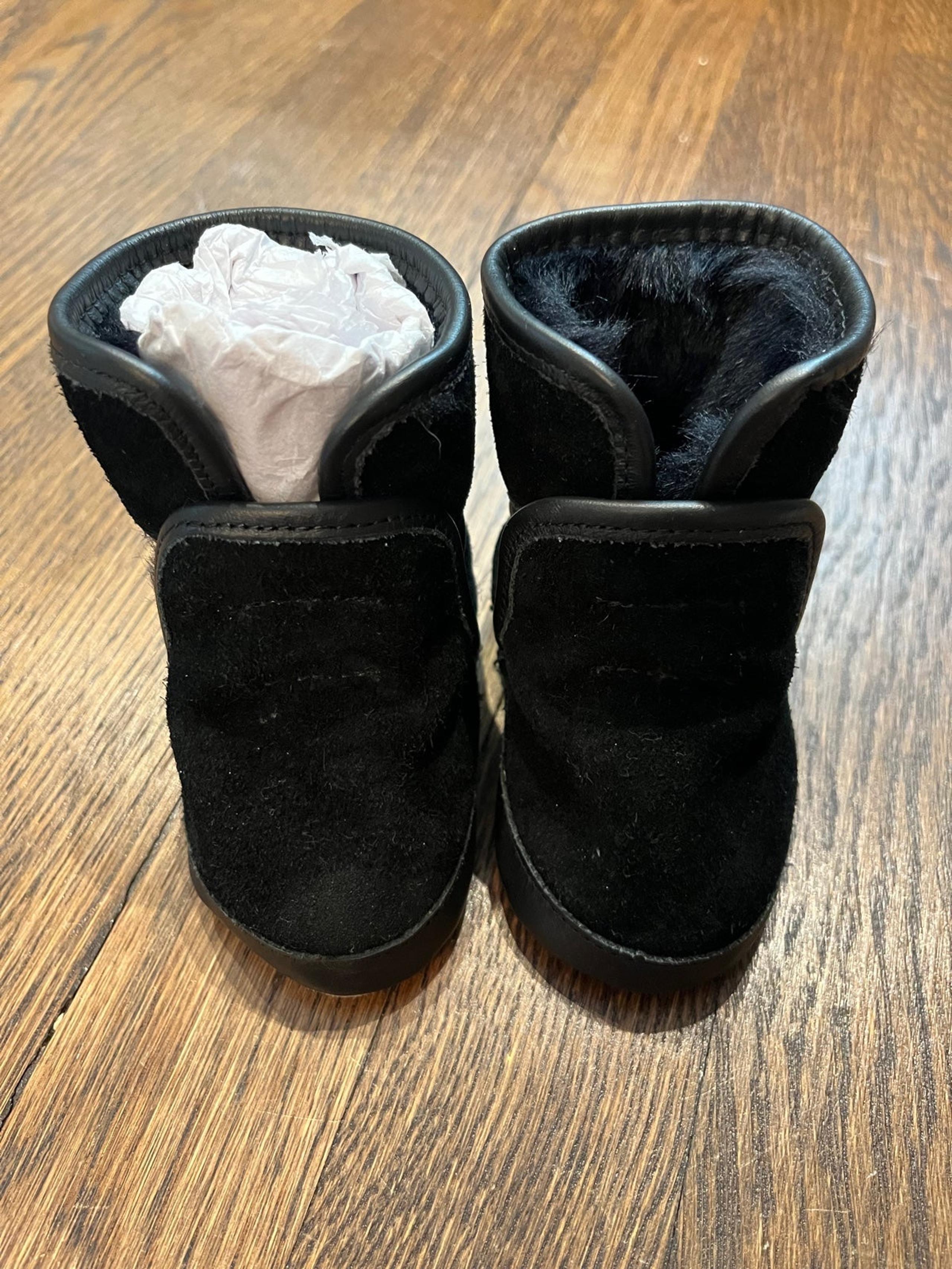 Robeez baby boy suede and leather booties. Size 0-6 months.