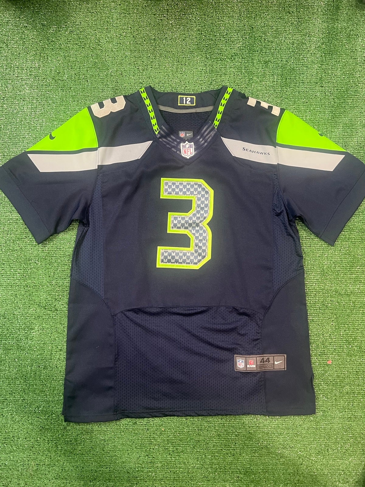Seattle Seahawks Jersey Mens (44) L Blue On Field Russell Wilson Stitched Nike