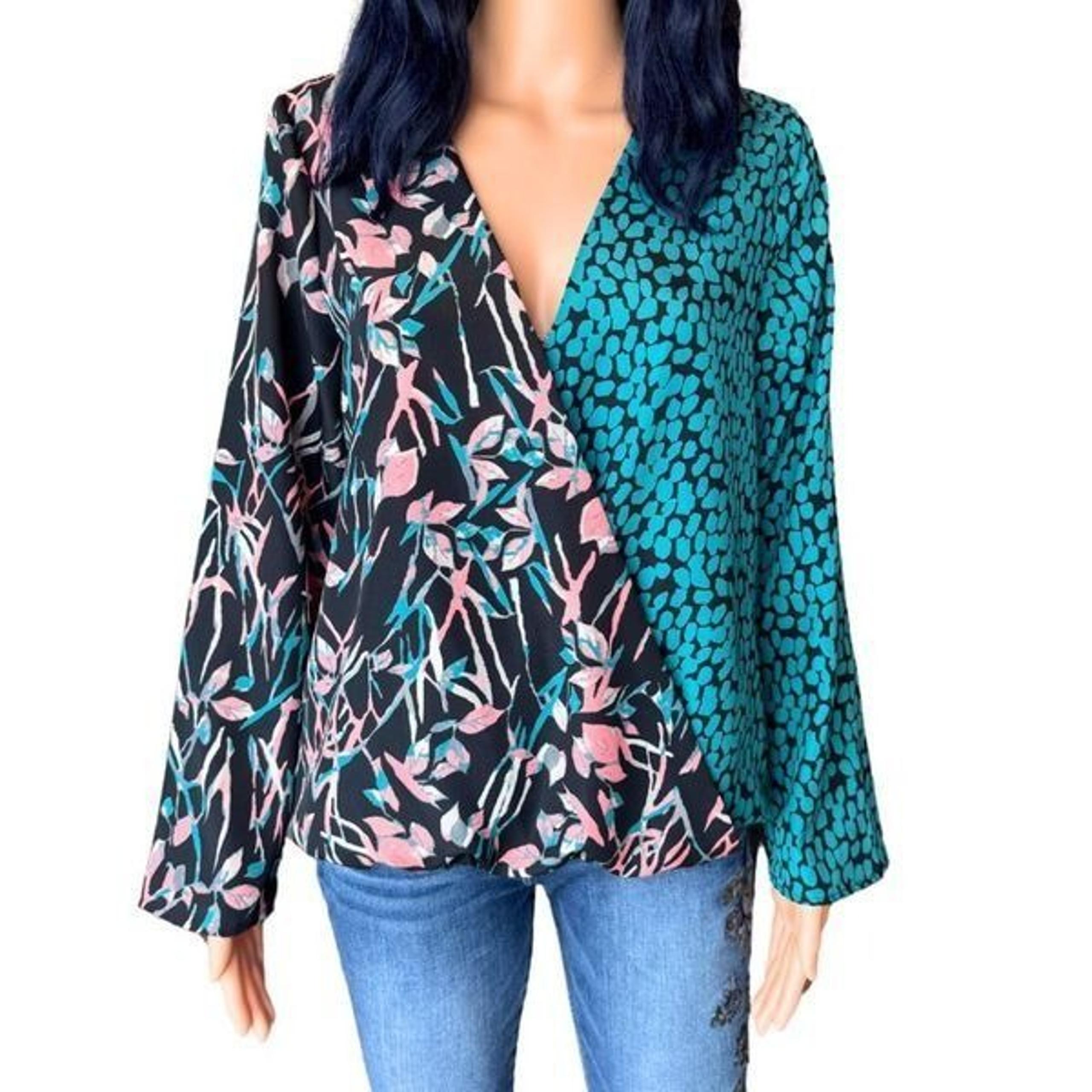 Evereve Allison Joy Mixed Media V Neck Blouse Size Medium NEW