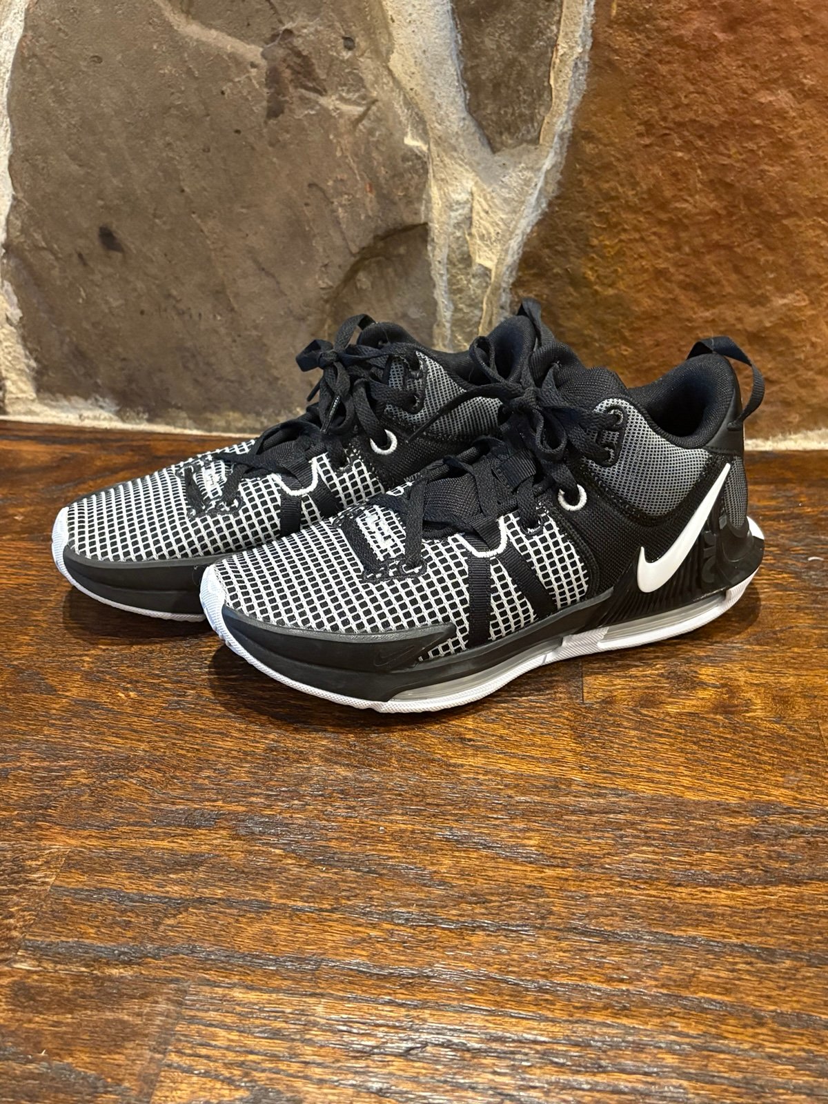 Men’s Nike LeBron Witness 7 Basketball Shoes 8.5