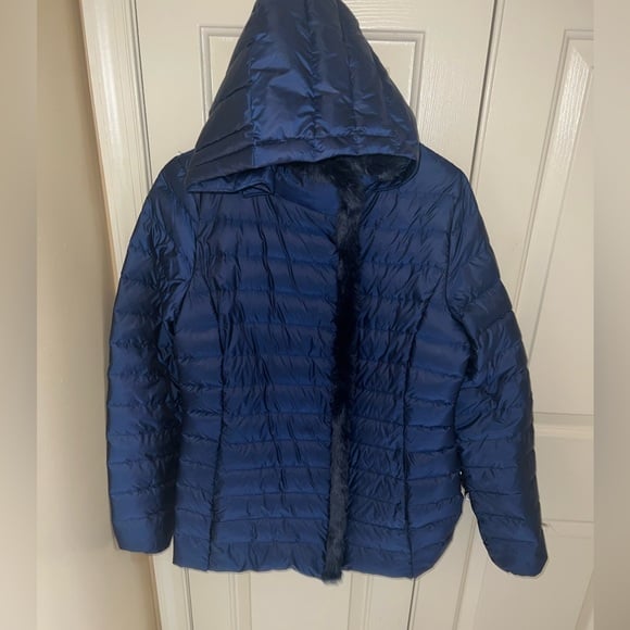 Cole Haan Puffer jacket with fur trim in beautiful navy blue. Size M