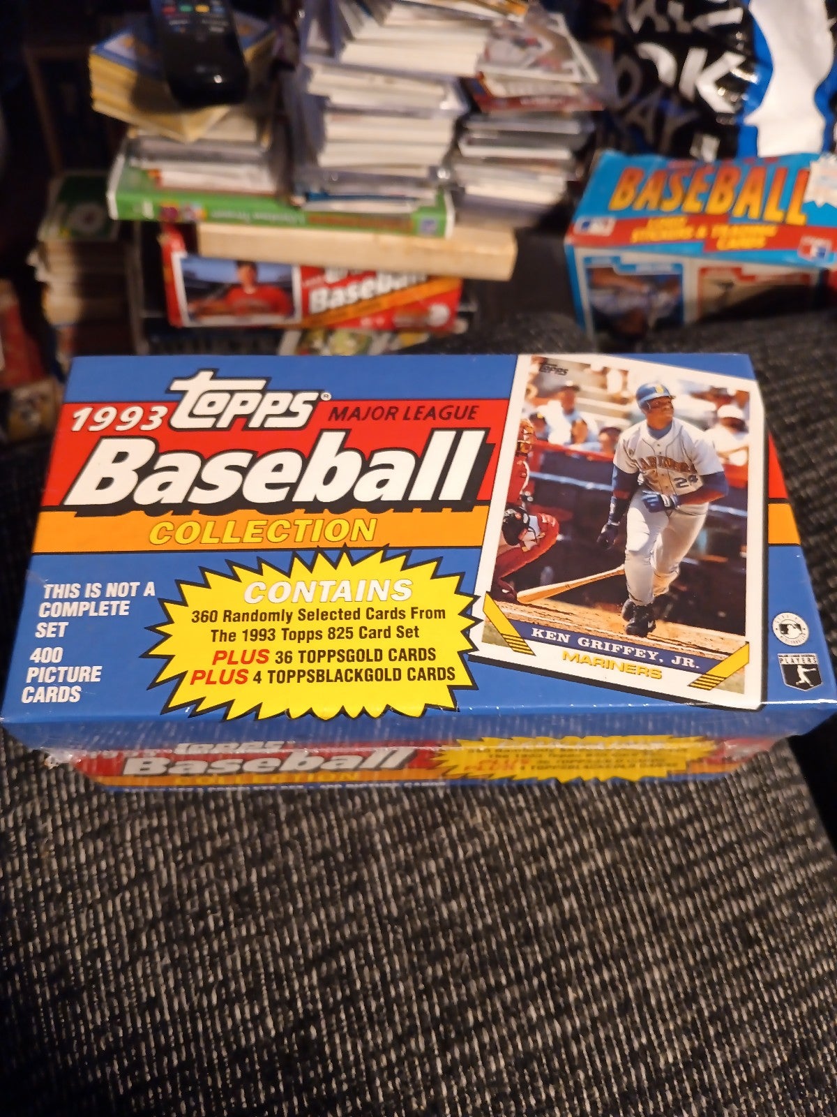 Topps 1993 baseball card sealed box with 36 Topps gold &4 Topps Black Gold cards