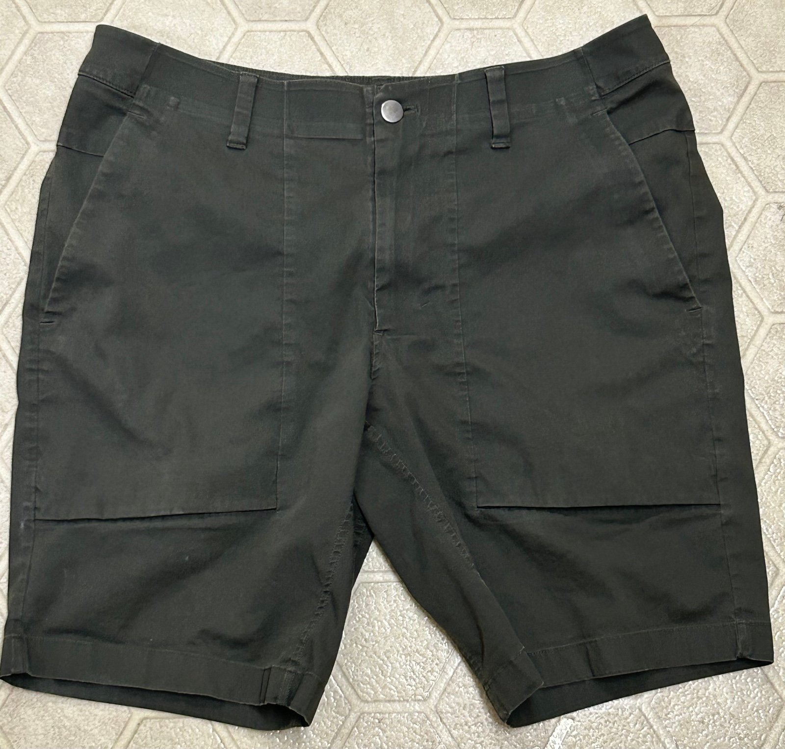 Men’s 32 Dark Olive Green Lululemon Weekender Hybrid Technical Hiking Shorts