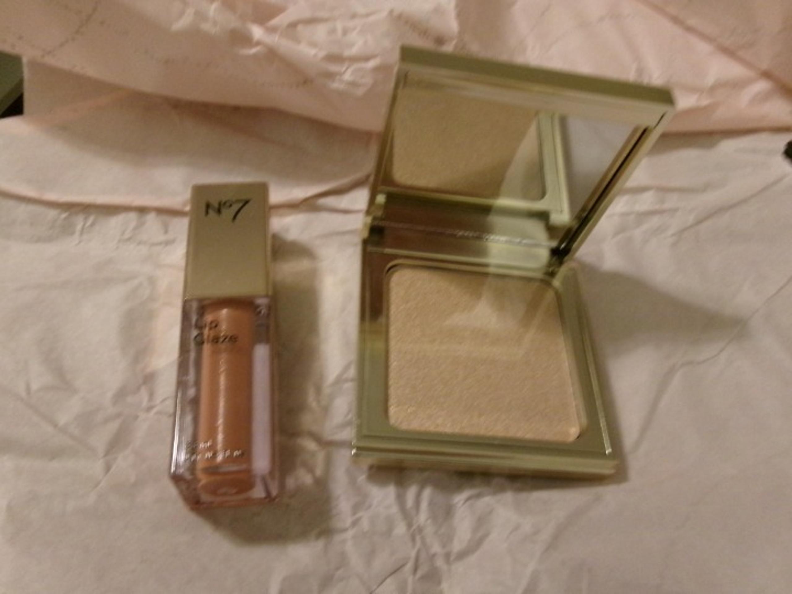 No 7 shimmer & Glow Set 2 PC Lip Glaze Heavenly & Highlighter Limited Edition