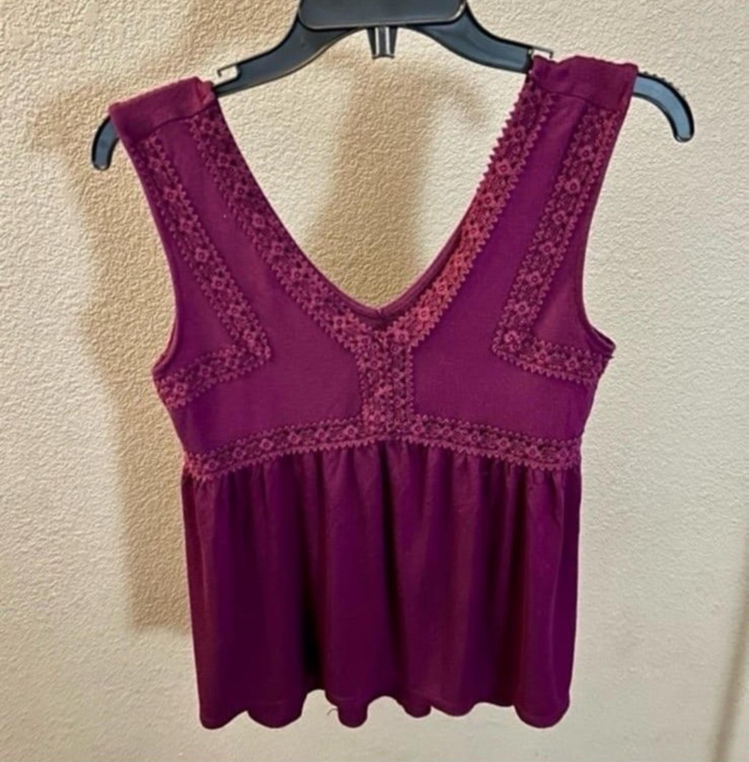 Mudd Womens Crochet
Trim Babydoll Sleeveless Blouse
Size S.