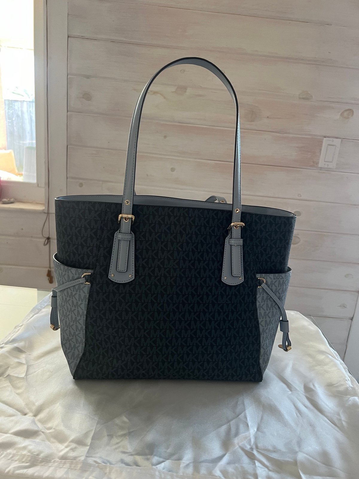 michael michael kors voyager small logo tote bag