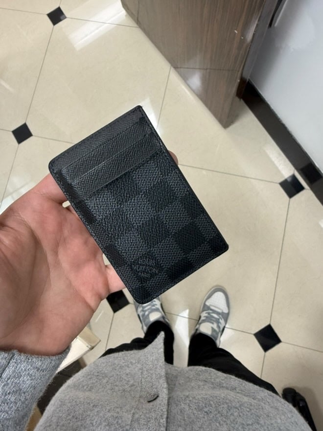 Louis vuitton Wallet comes with box and receipt