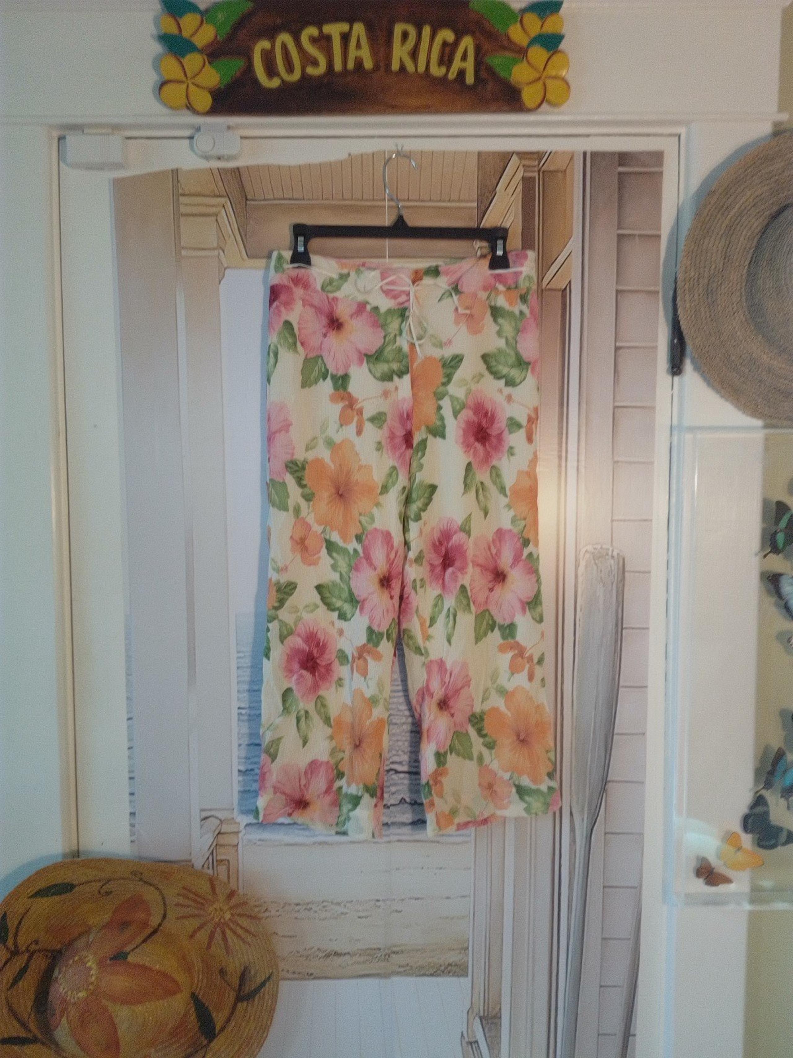 TOMMY BAHÀMA Women's Cropped Pants; LOOKS 'LIKE-NEW'; Size: 8