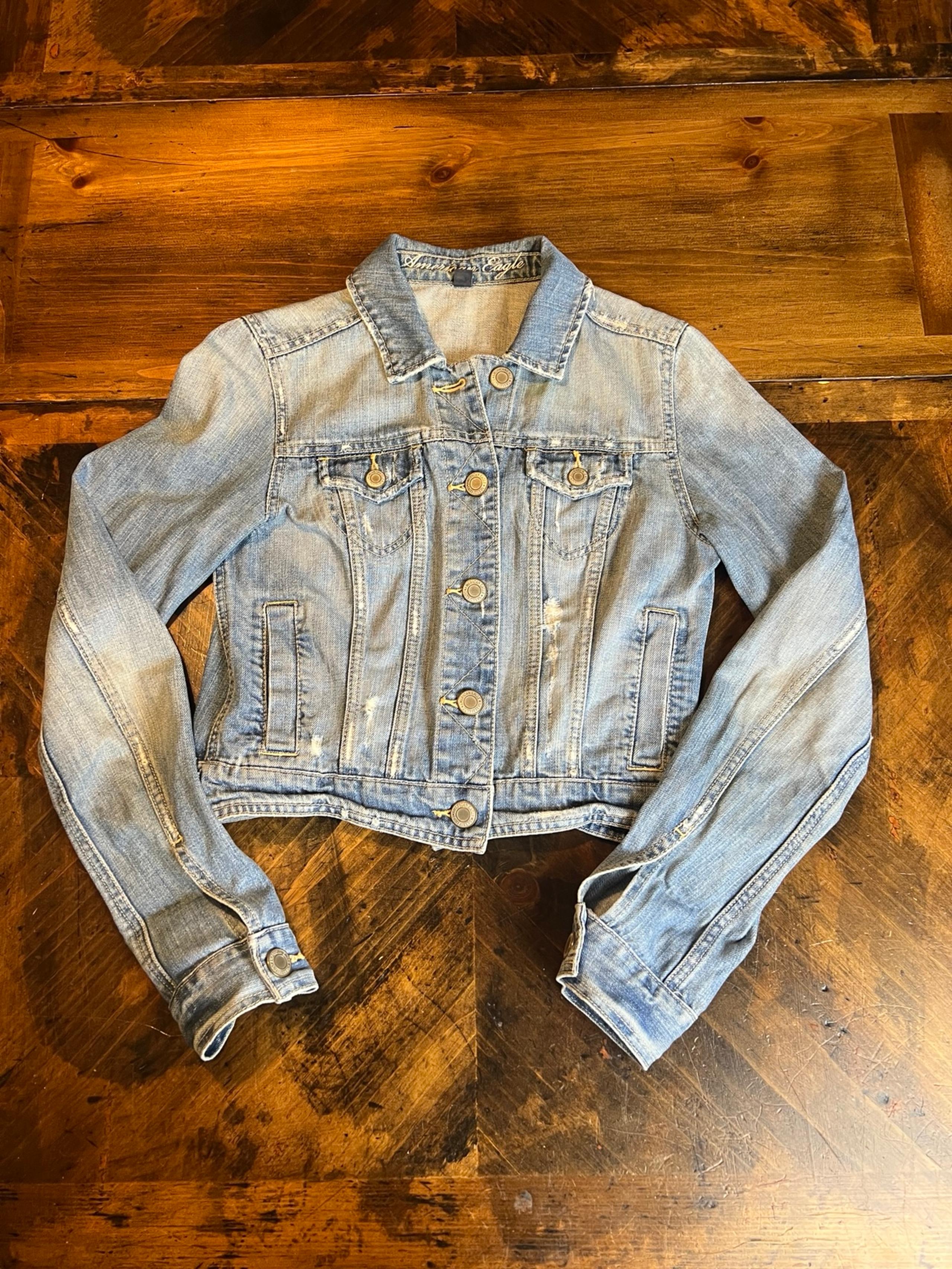 American Eagle Cropped Denim Jacket – Women’s Small Petite (S/P) Light Wash