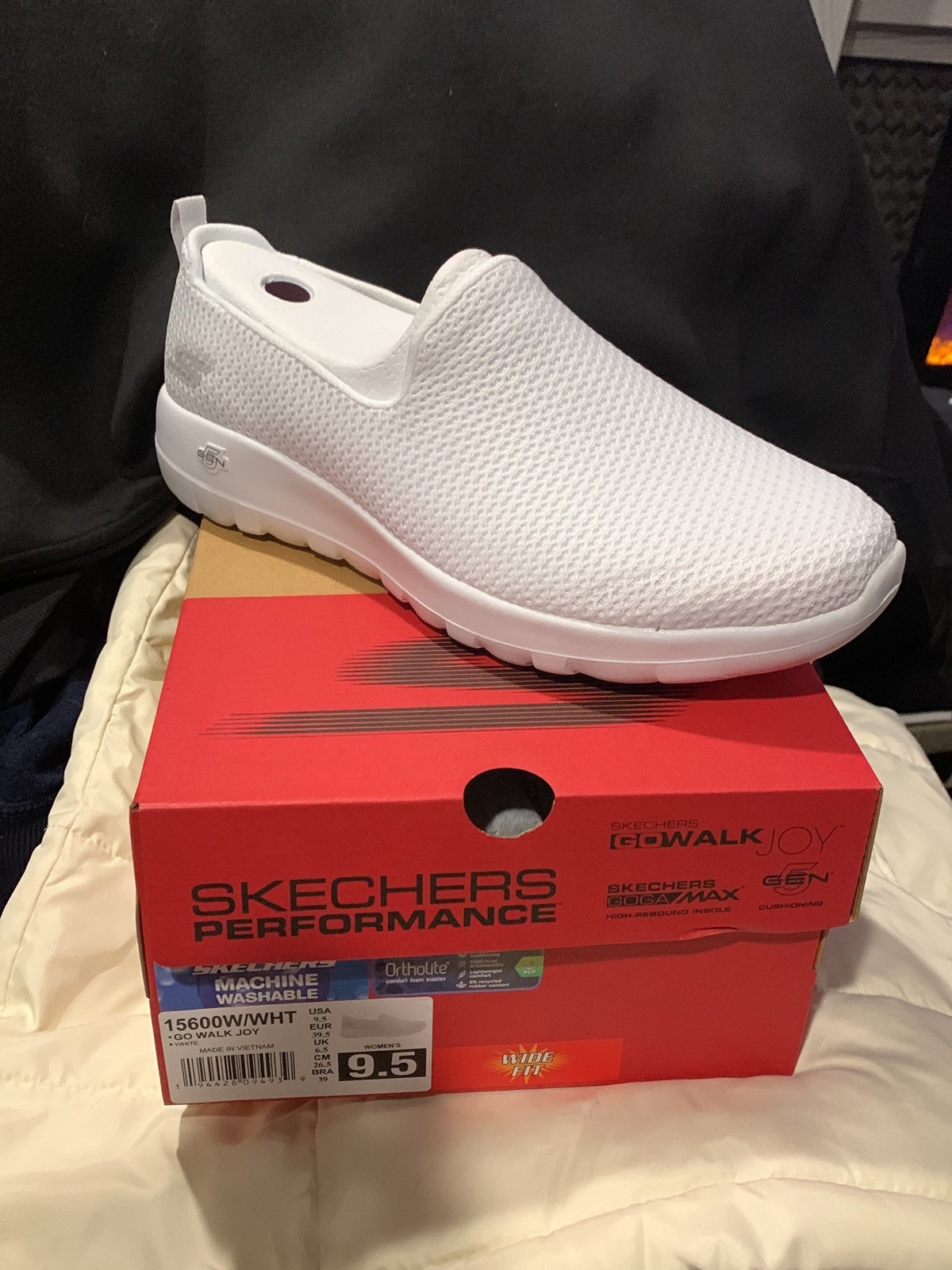 Skechers Womens Go Walk Joy White Sneakers Shoes 9.5 Wide