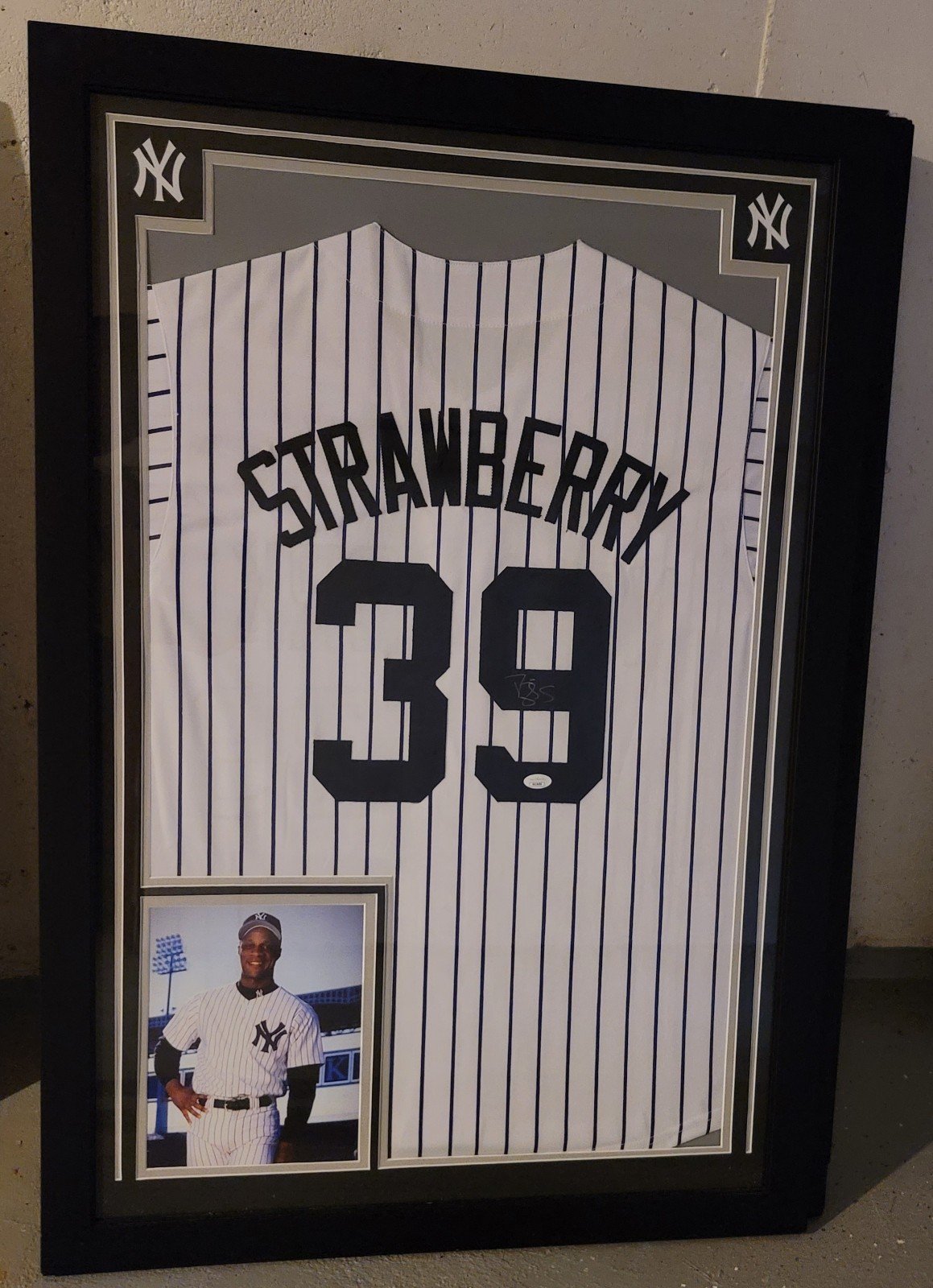 Framed Darryl Strawberry jersey