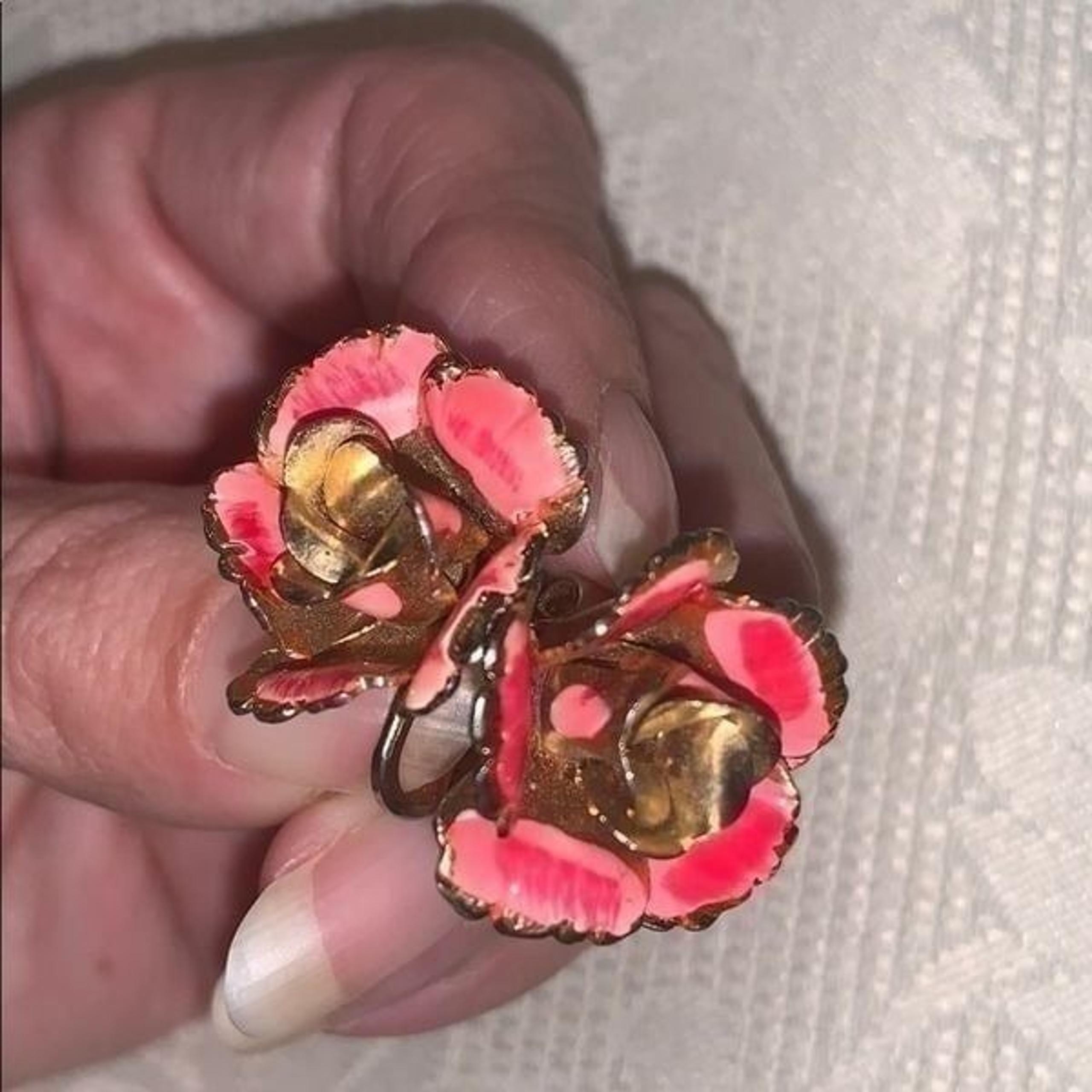 Vintage Lisner pink & gold rose clip earrings
