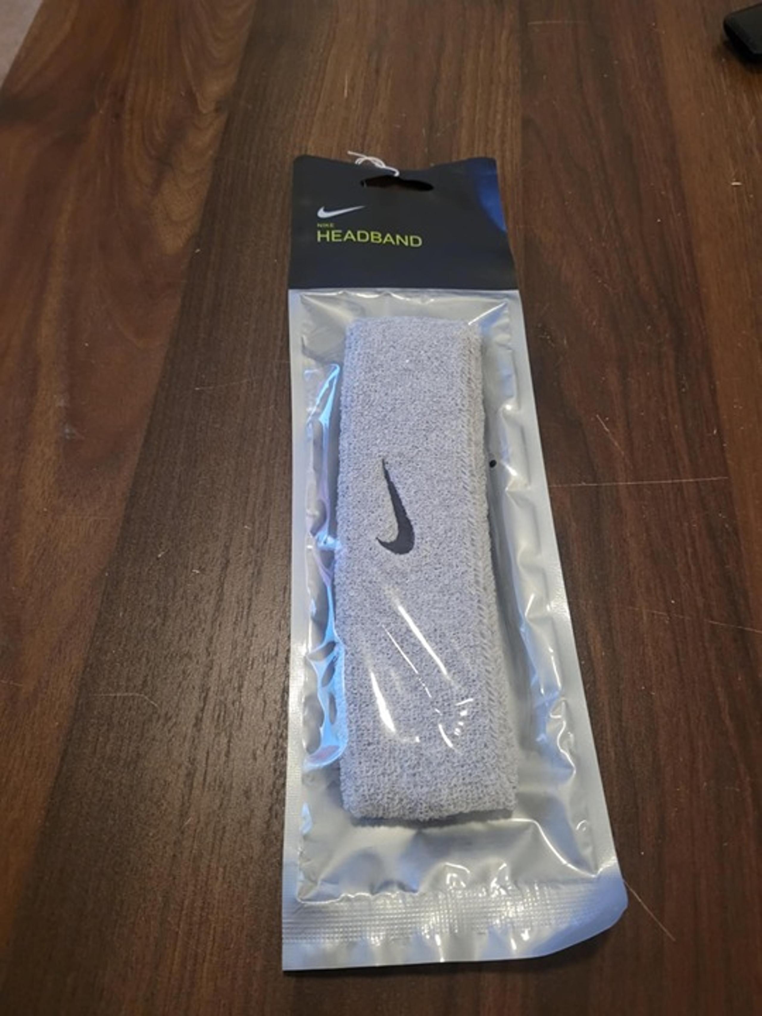New Nike Gray Headband 70% Cotton, 19% Nylon 7% Polyester 4% Caoutchouc