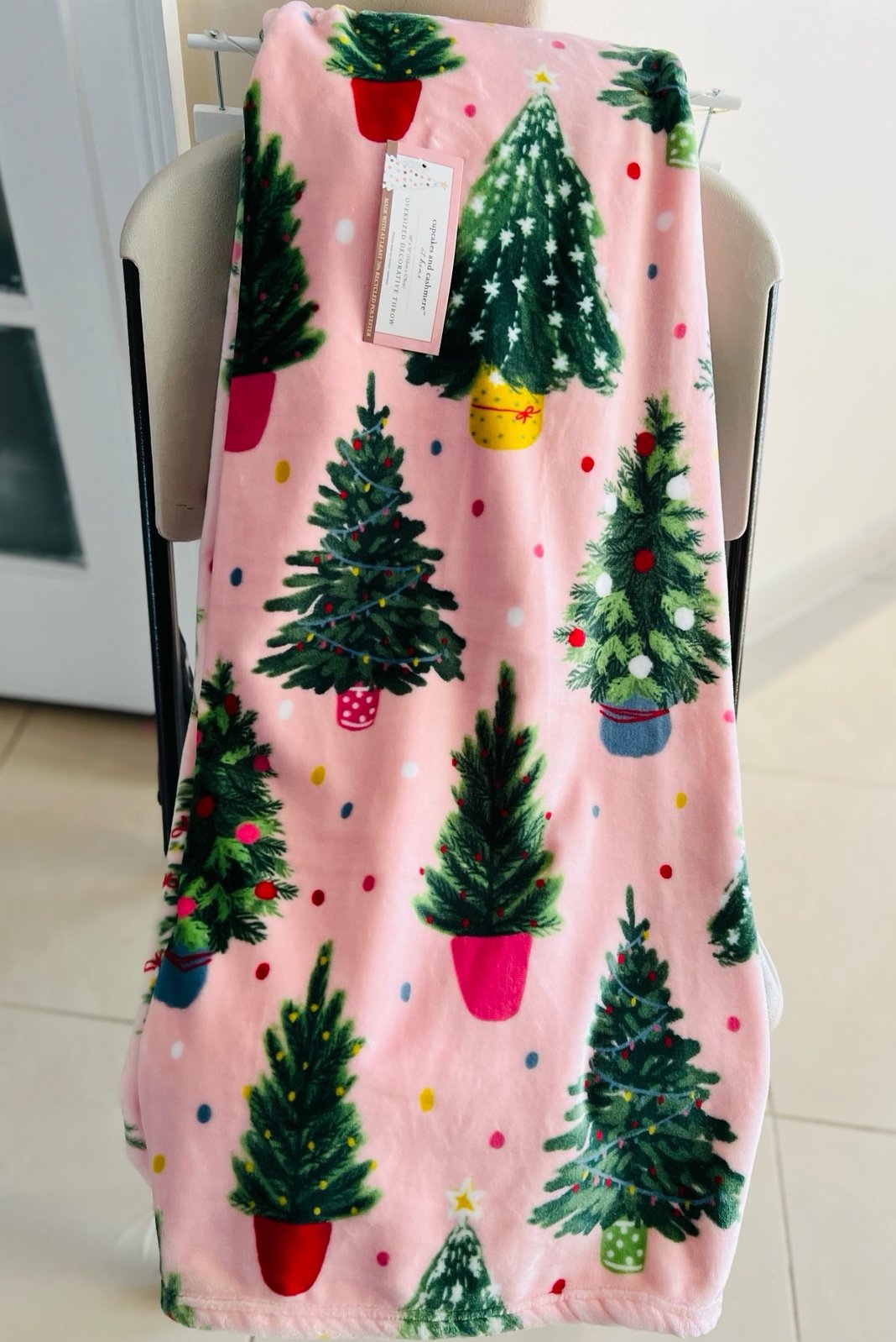 Cupcakes and cashmere trees throw !